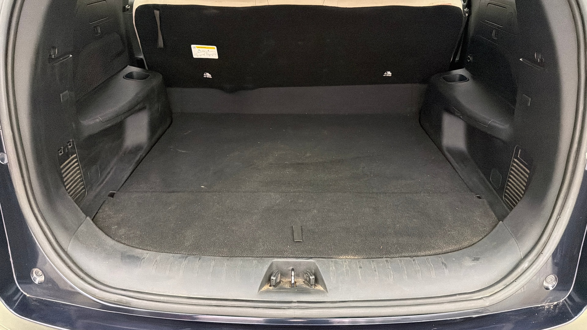 View 2022 Mahindra XUV700 MX Petrol 5 STR Image 6 Used 2022 Mahindra XUV700 MX Petrol 5 STR Image 6