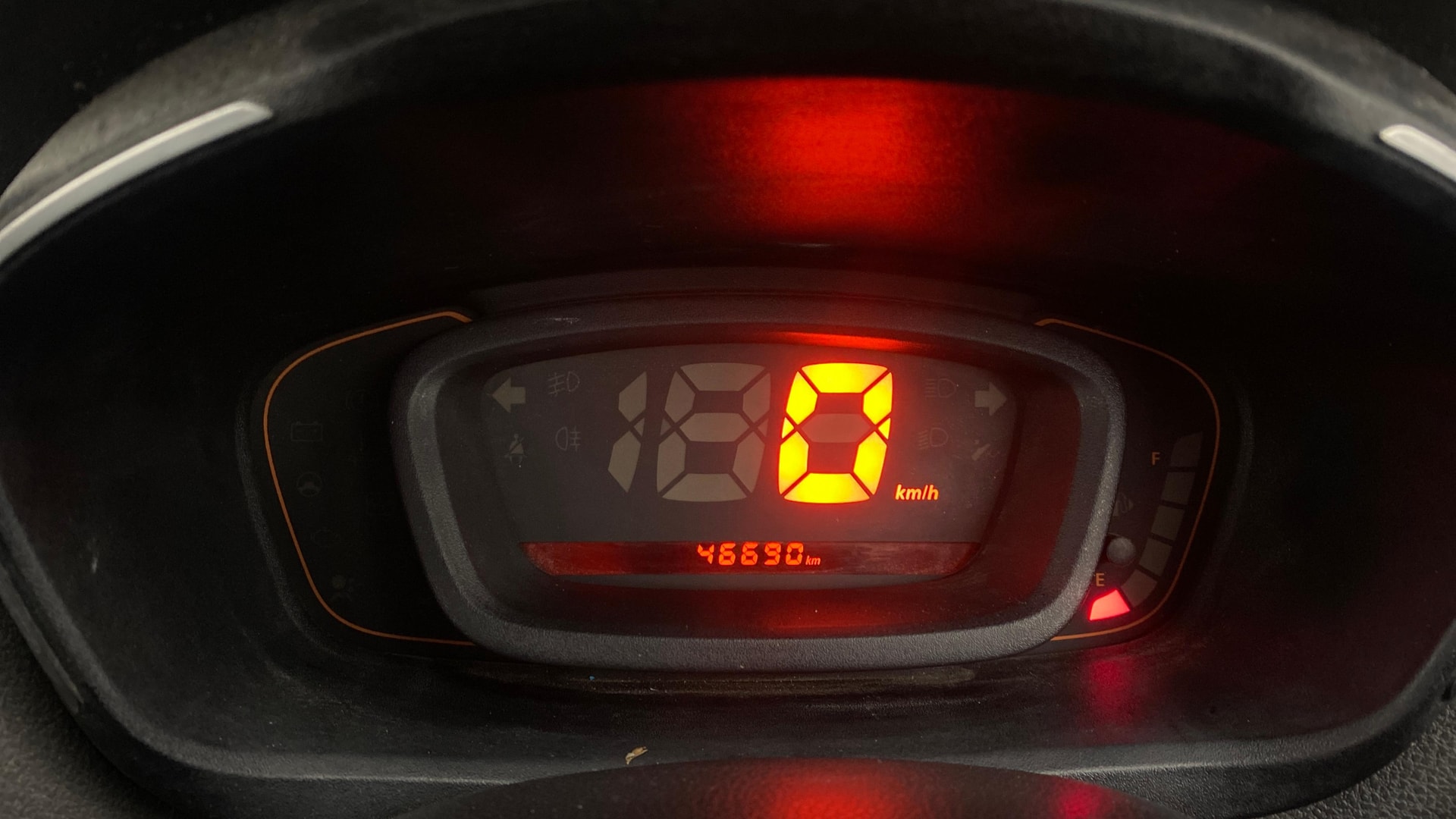 View 2018 Renault Kwid RXT 1.0 Driver Airbag Option Image 33 Used 2018 Renault Kwid RXT 1.0 Driver Airbag Option Image 33