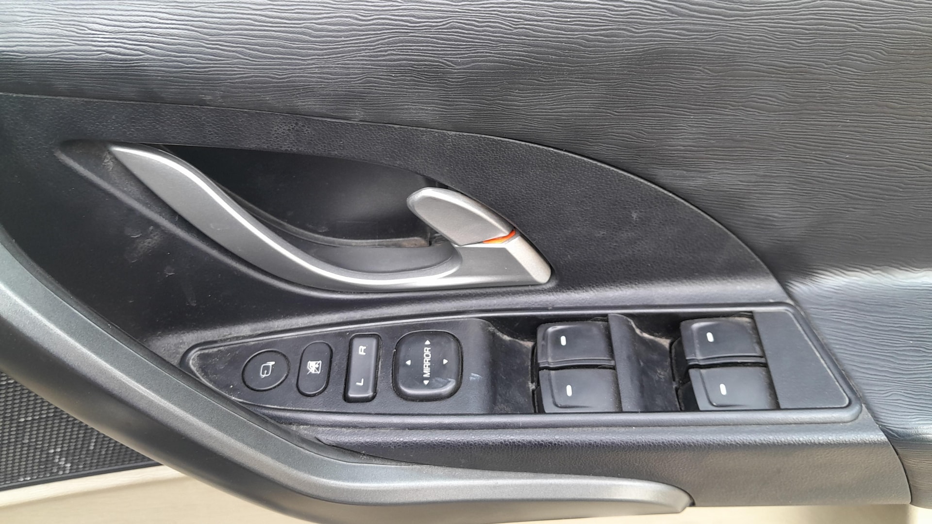 View 2015 Mahindra XUV500 W10 FWD Image 41 Used 2015 Mahindra XUV500 W10 FWD Image 41