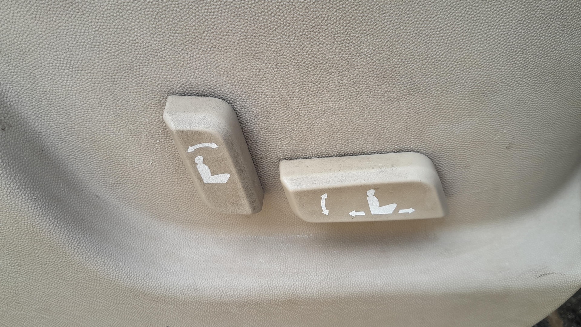 View 2015 Mahindra XUV500 W10 FWD Image 12 Used 2015 Mahindra XUV500 W10 FWD Image 12
