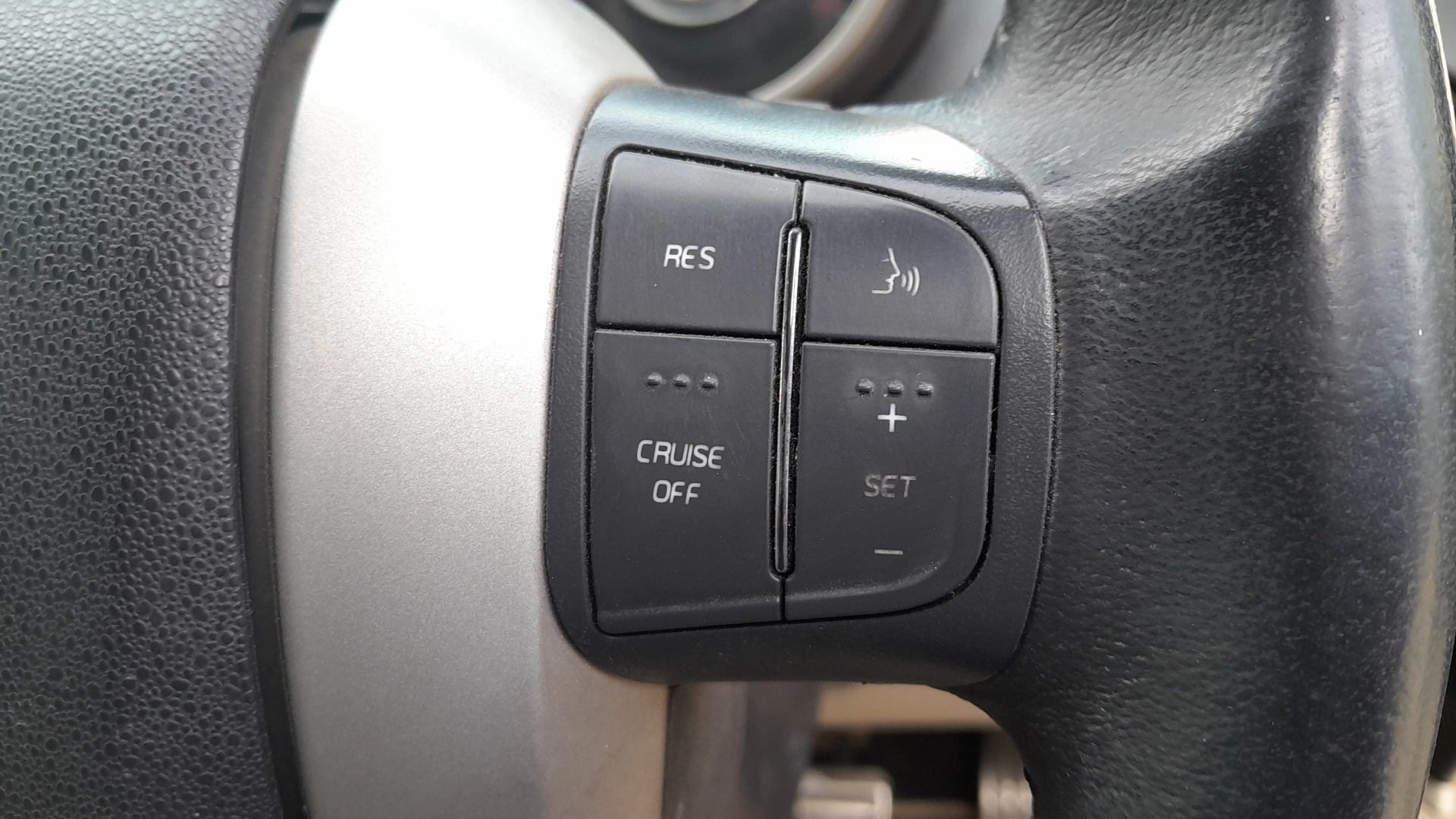 View 2015 Mahindra XUV500 W10 FWD Image 3 Used 2015 Mahindra XUV500 W10 FWD Image 3