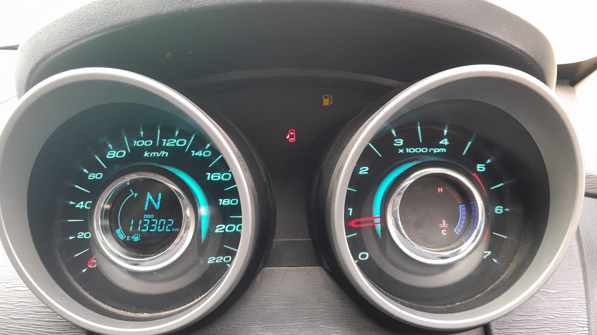 View 2015 Mahindra XUV500 W10 FWD Image 22 Used 2015 Mahindra XUV500 W10 FWD Image 22
