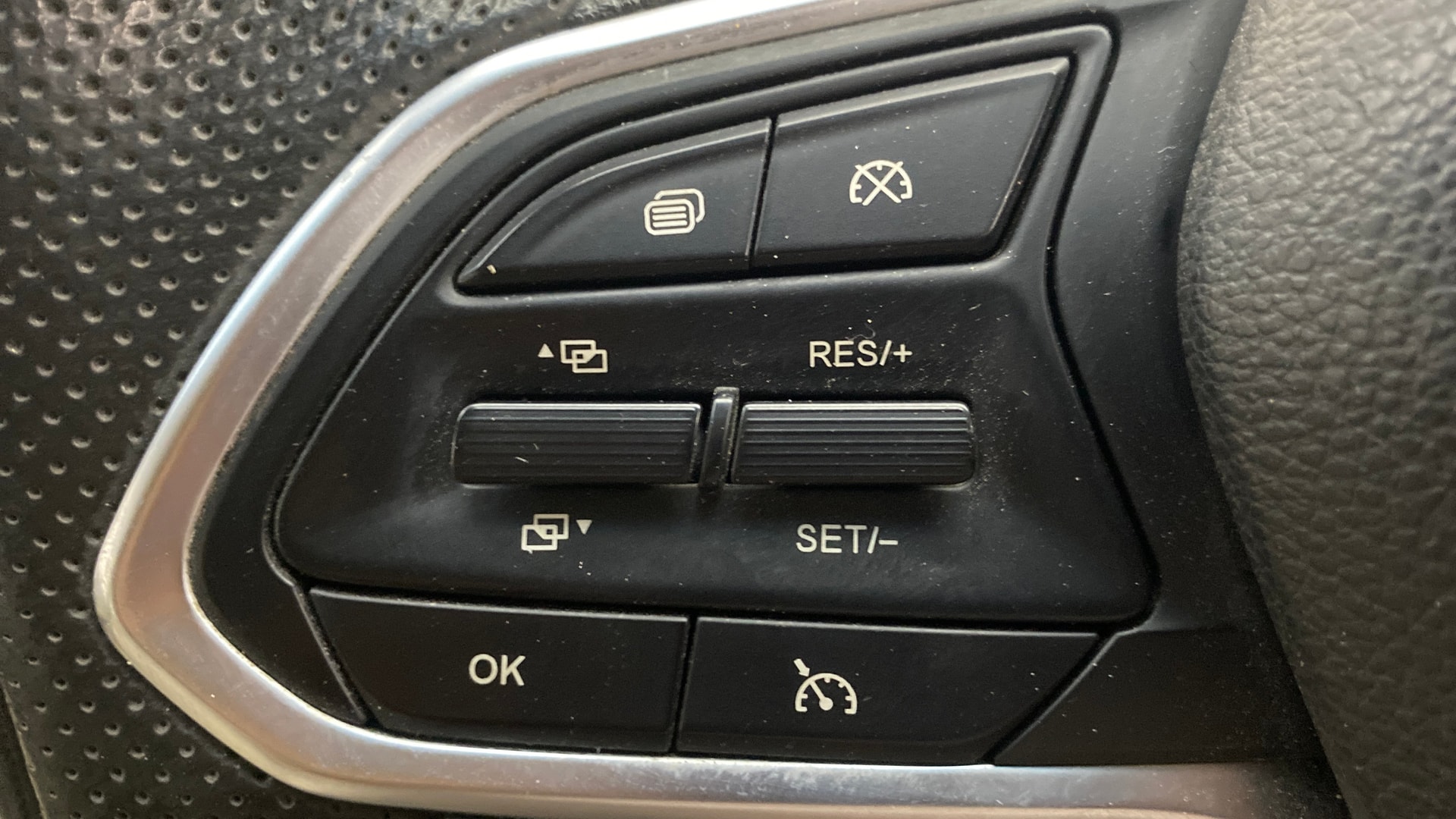 View 2021 MG Hector Sharp Diesel Dual Tone Image 3 Used 2021 MG Hector Sharp Diesel Dual Tone Image 3