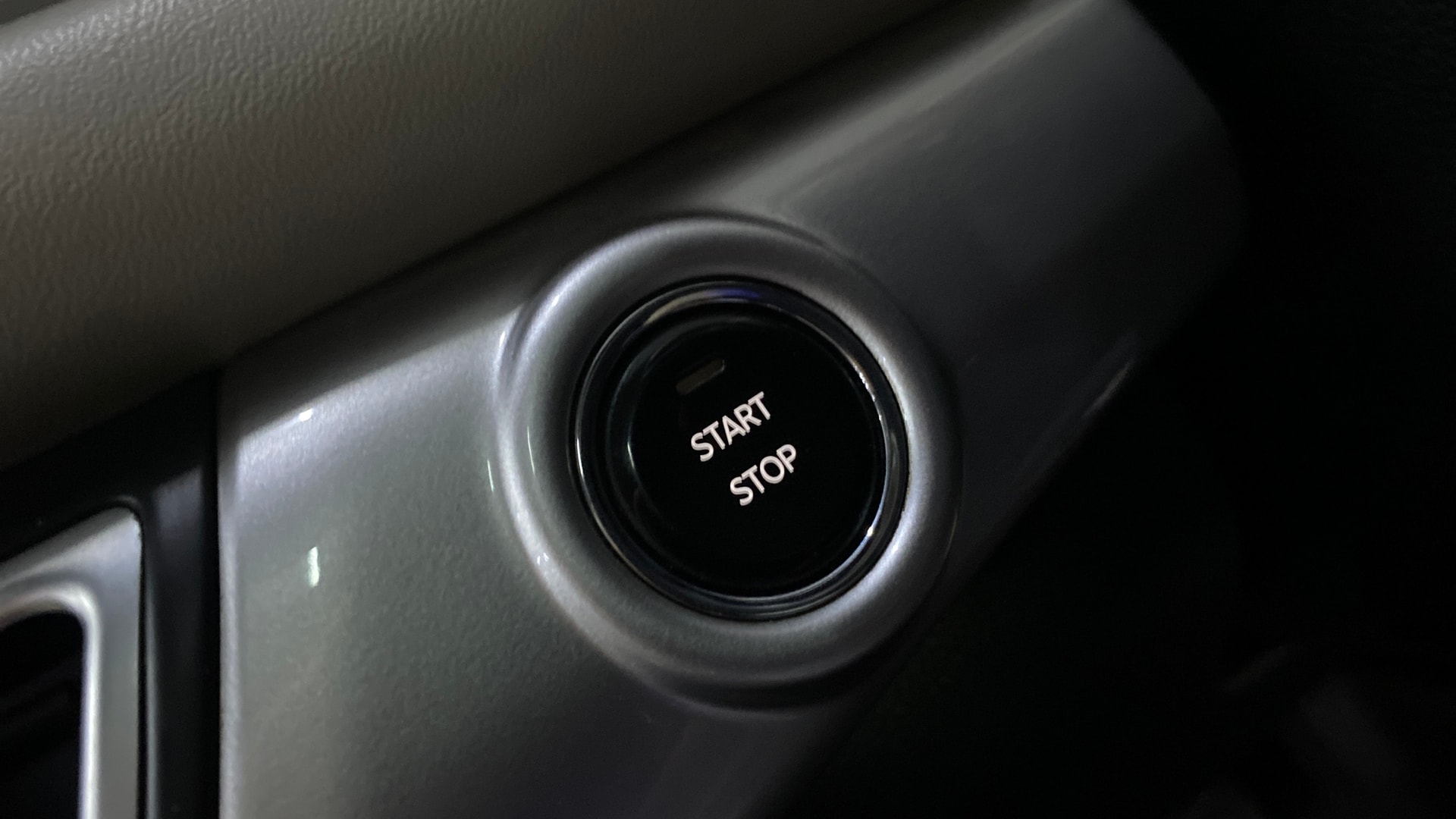 View 2022 Mahindra XUV700 MX Petrol 5 STR Image 42 Used 2022 Mahindra XUV700 MX Petrol 5 STR Image 42