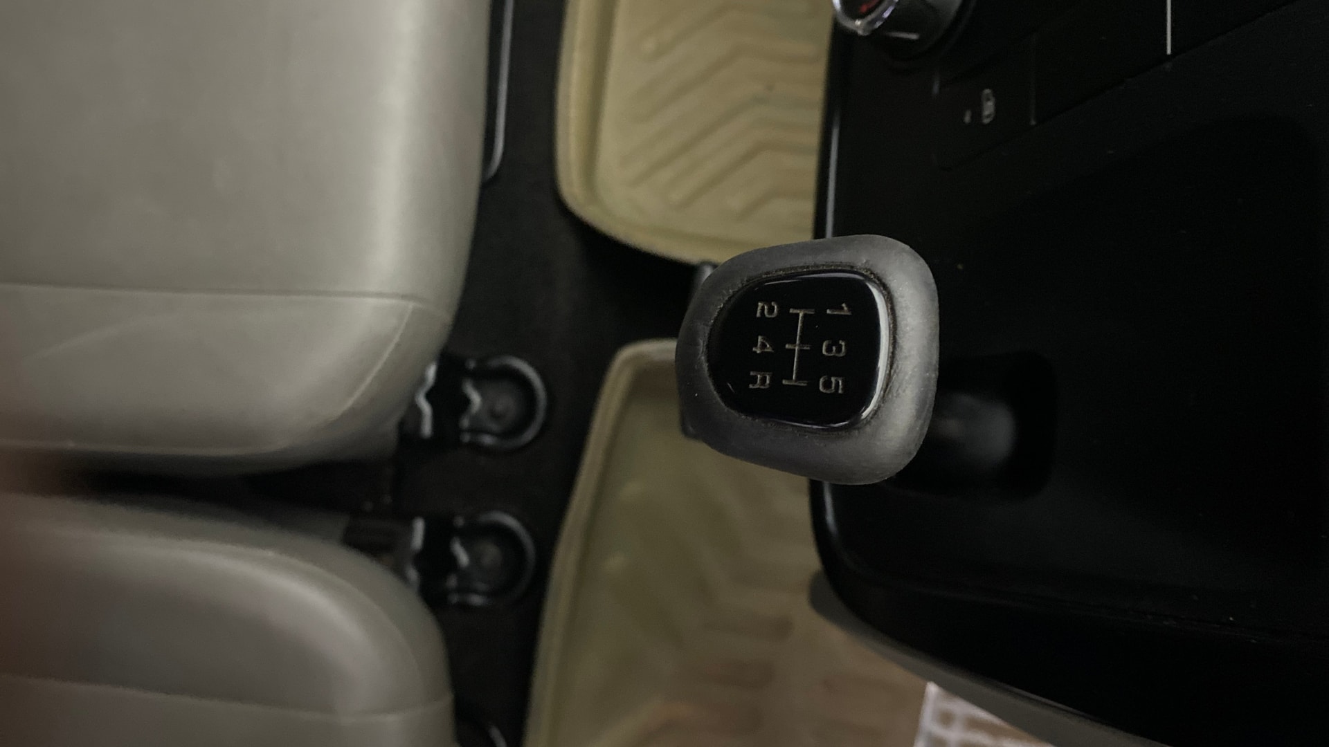 View 2016 Mahindra KUV100 K4 Plus Petrol 6 Seater BS IV Image 37 Used 2016 Mahindra KUV100 K4 Plus Petrol 6 Seater BS IV Image 37