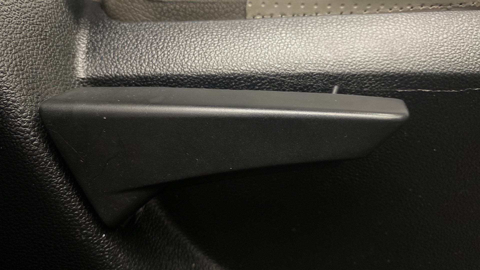 View 2016 Mahindra KUV100 K4 Plus Petrol 6 Seater BS IV Image 18 Used 2016 Mahindra KUV100 K4 Plus Petrol 6 Seater BS IV Image 18