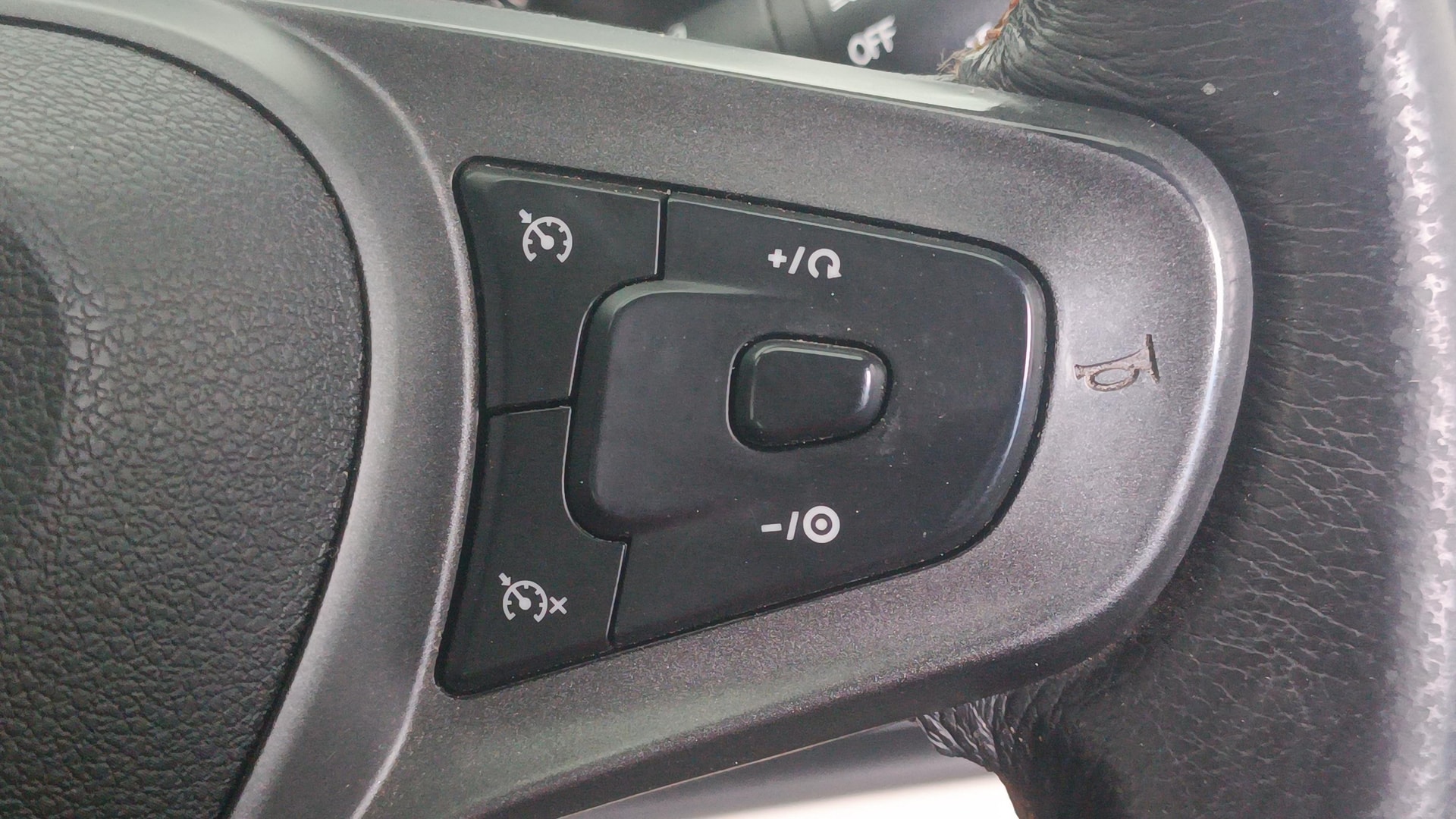 View 2023 Tata Altroz XZ Petrol Image 3 Used 2023 Tata Altroz XZ Petrol Image 3