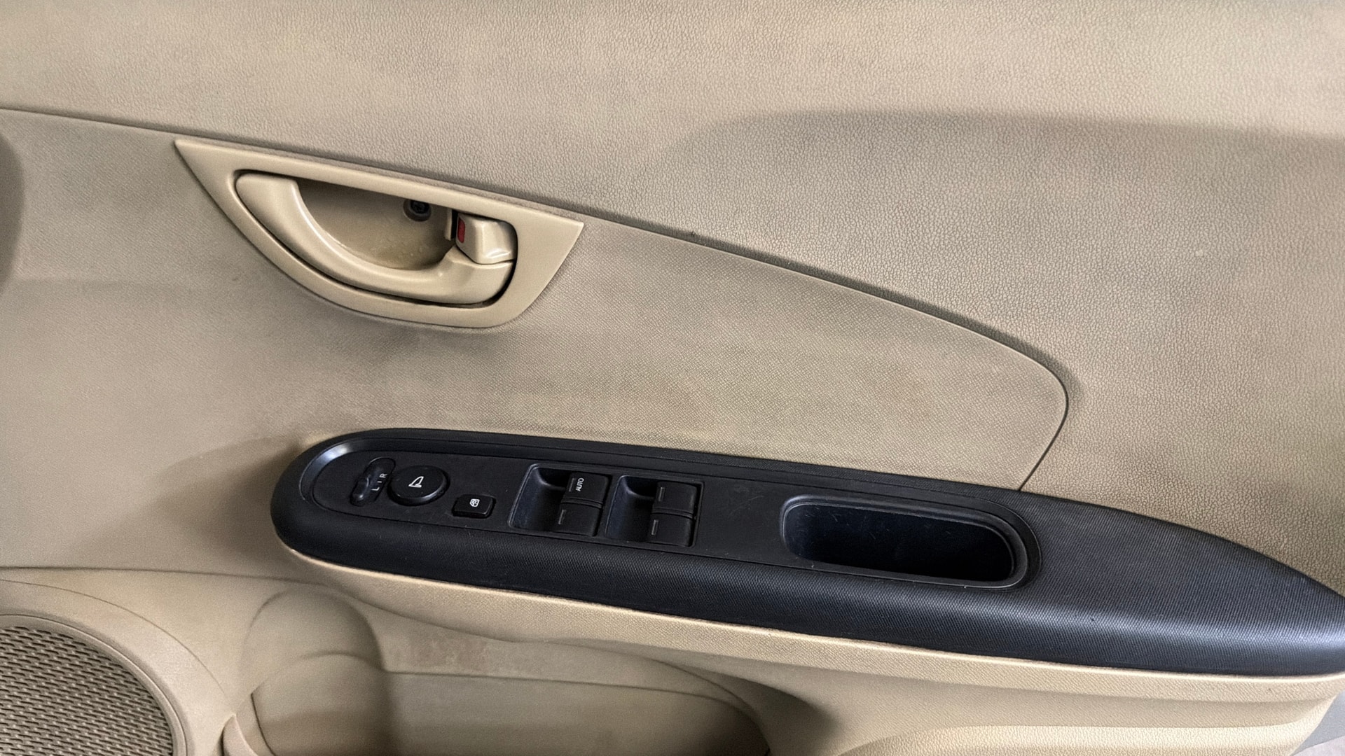 View 2015 Honda Mobilio E Diesel Image 33 Used 2015 Honda Mobilio E Diesel Image 33