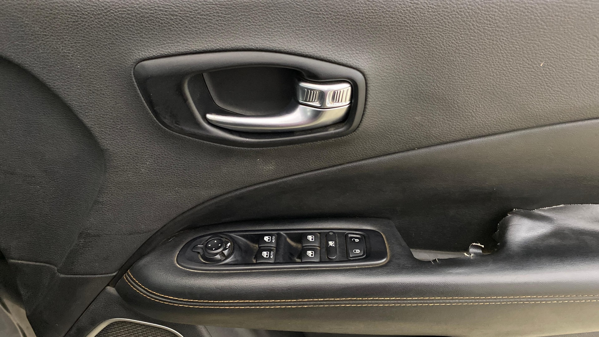 View 2018 Jeep Compass Limited (O)1.4 Multi AIR Petrol DDCT AT BS IV Image 33 Used 2018 Jeep Compass Limited (O)1.4 Multi AIR Petrol DDCT AT BS IV Image 33
