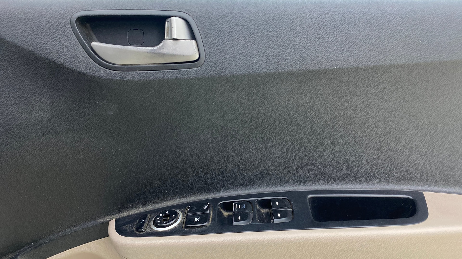 View 2015 Hyundai Grand i10 Asta AT 1.2 Kappa VTVT Image 32 Used 2015 Hyundai Grand i10 Asta AT 1.2 Kappa VTVT Image 32