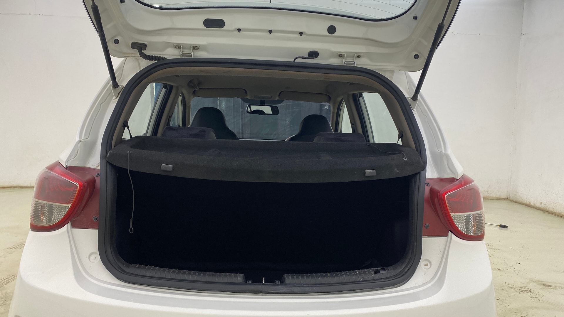 View 2015 Hyundai Grand i10 Asta AT 1.2 Kappa VTVT Image 10 Used 2015 Hyundai Grand i10 Asta AT 1.2 Kappa VTVT Image 10