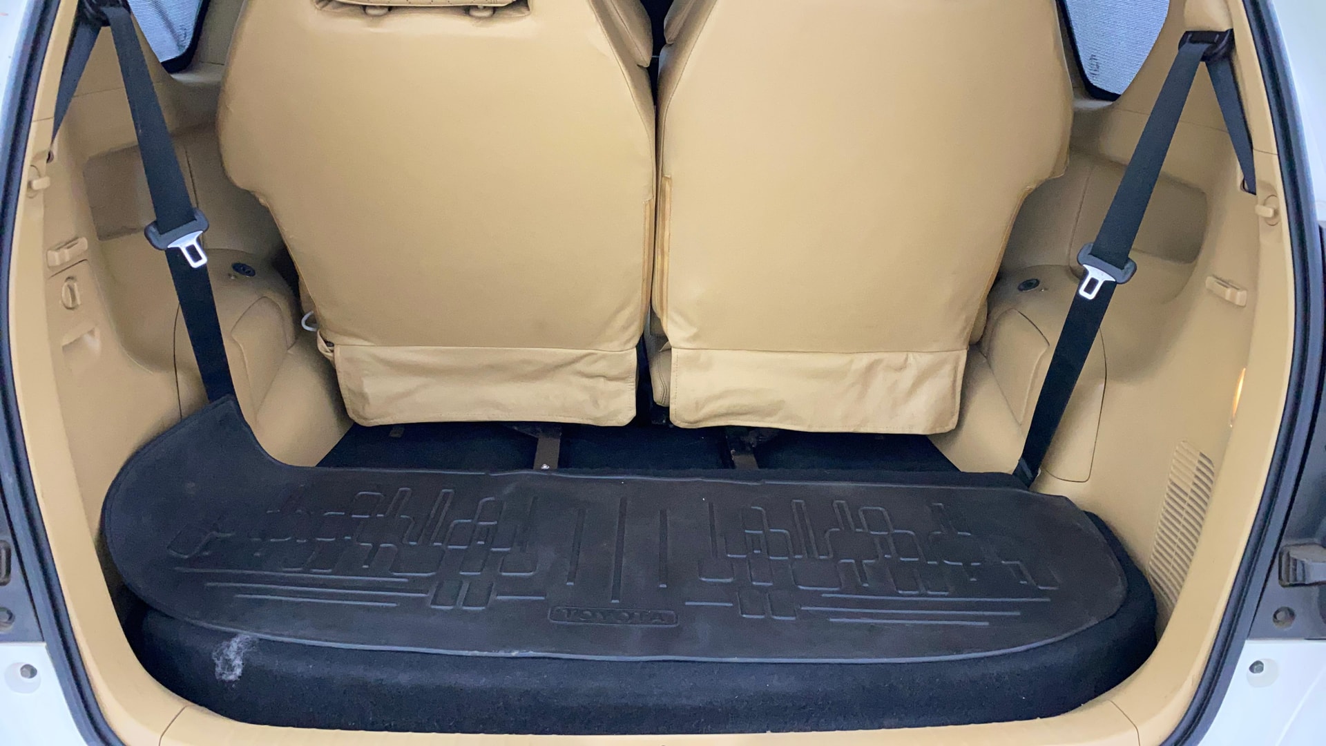 View 2017 Toyota Innova Crysta 2.4 VX MT 7-Seater BS IV Image 10 Used 2017 Toyota Innova Crysta 2.4 VX MT 7-Seater BS IV Image 10