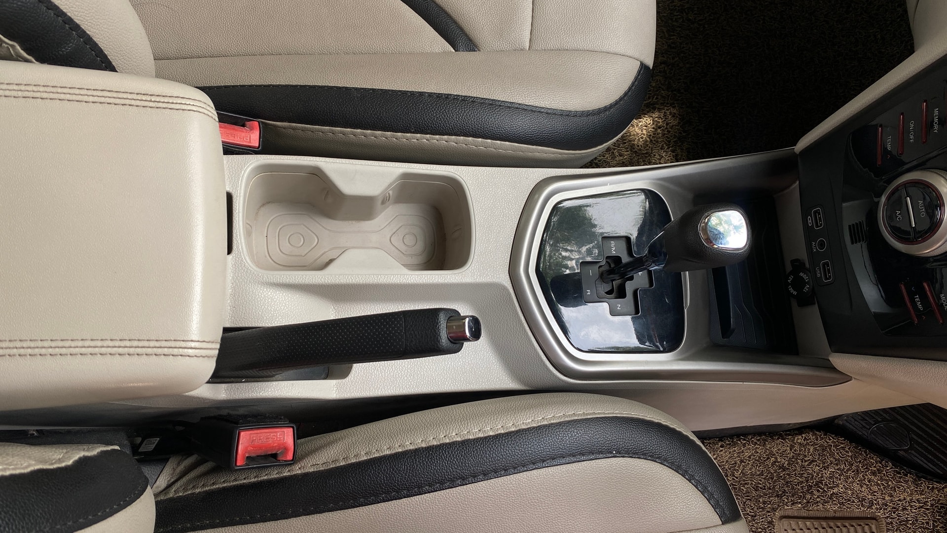 View 2019 Mahindra XUV300 W4 Petrol BS IV Image 42 Used 2019 Mahindra XUV300 W4 Petrol BS IV Image 42
