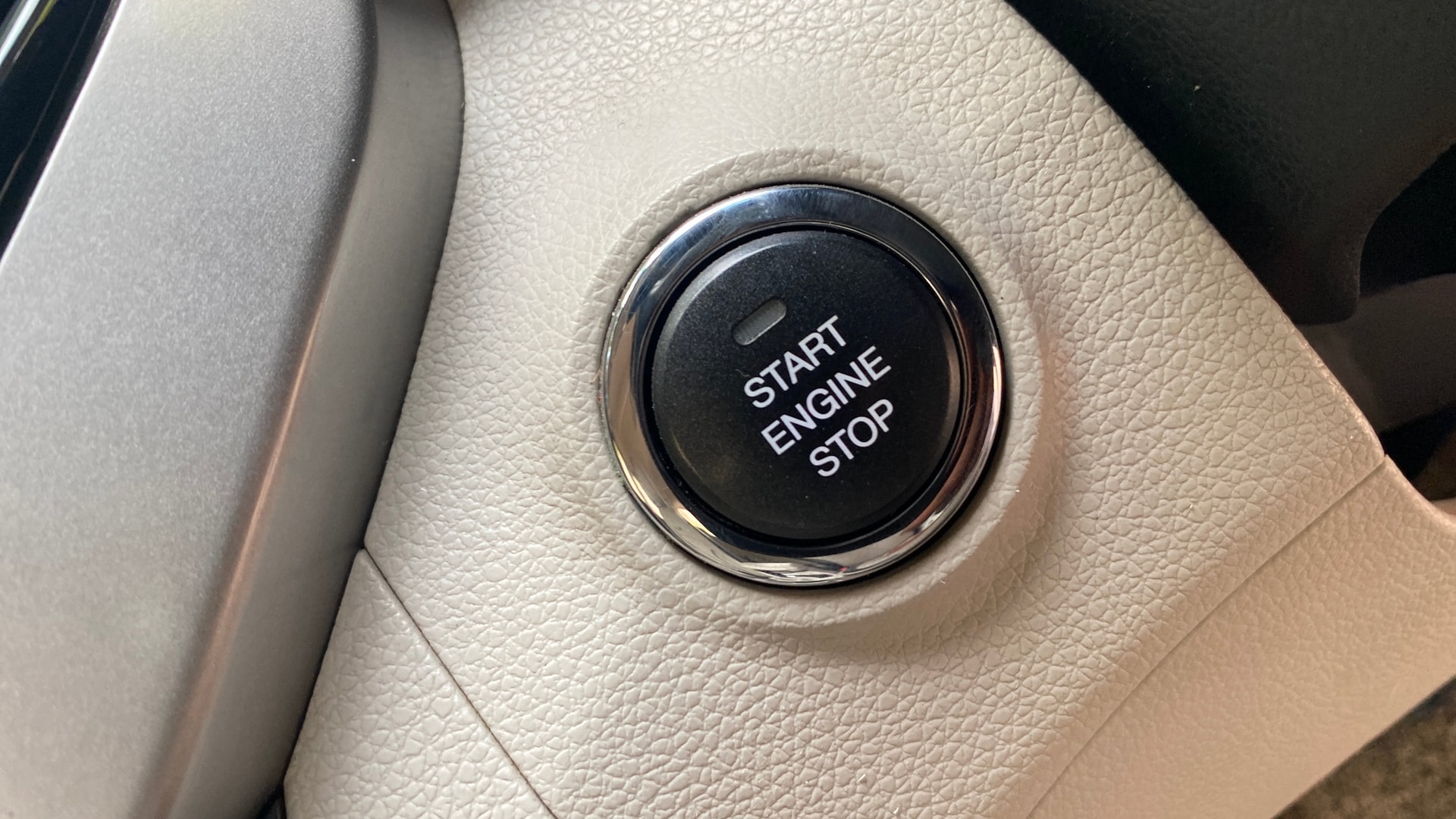 View 2019 Mahindra XUV300 W4 Petrol BS IV Image 40 Used 2019 Mahindra XUV300 W4 Petrol BS IV Image 40