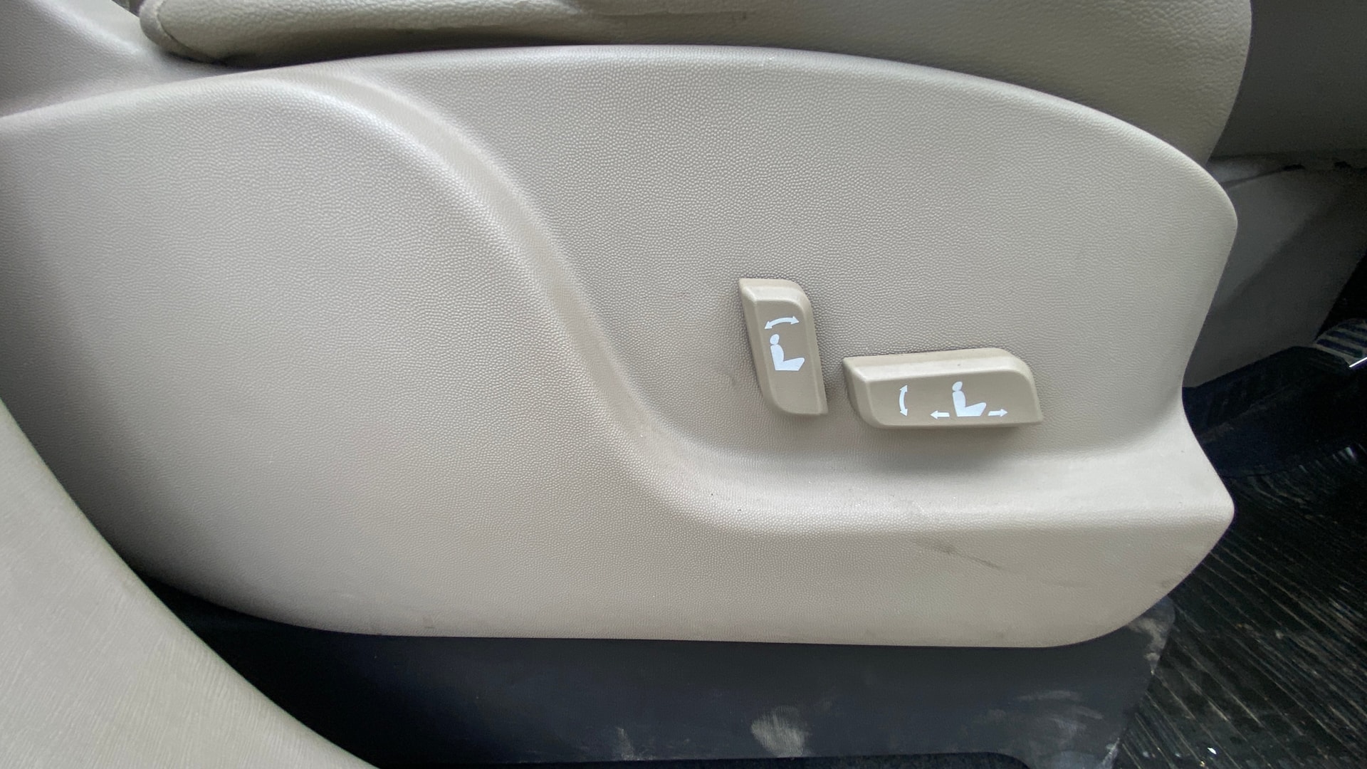View 2015 Mahindra XUV500 W10 FWD Image 12 Used 2015 Mahindra XUV500 W10 FWD Image 12