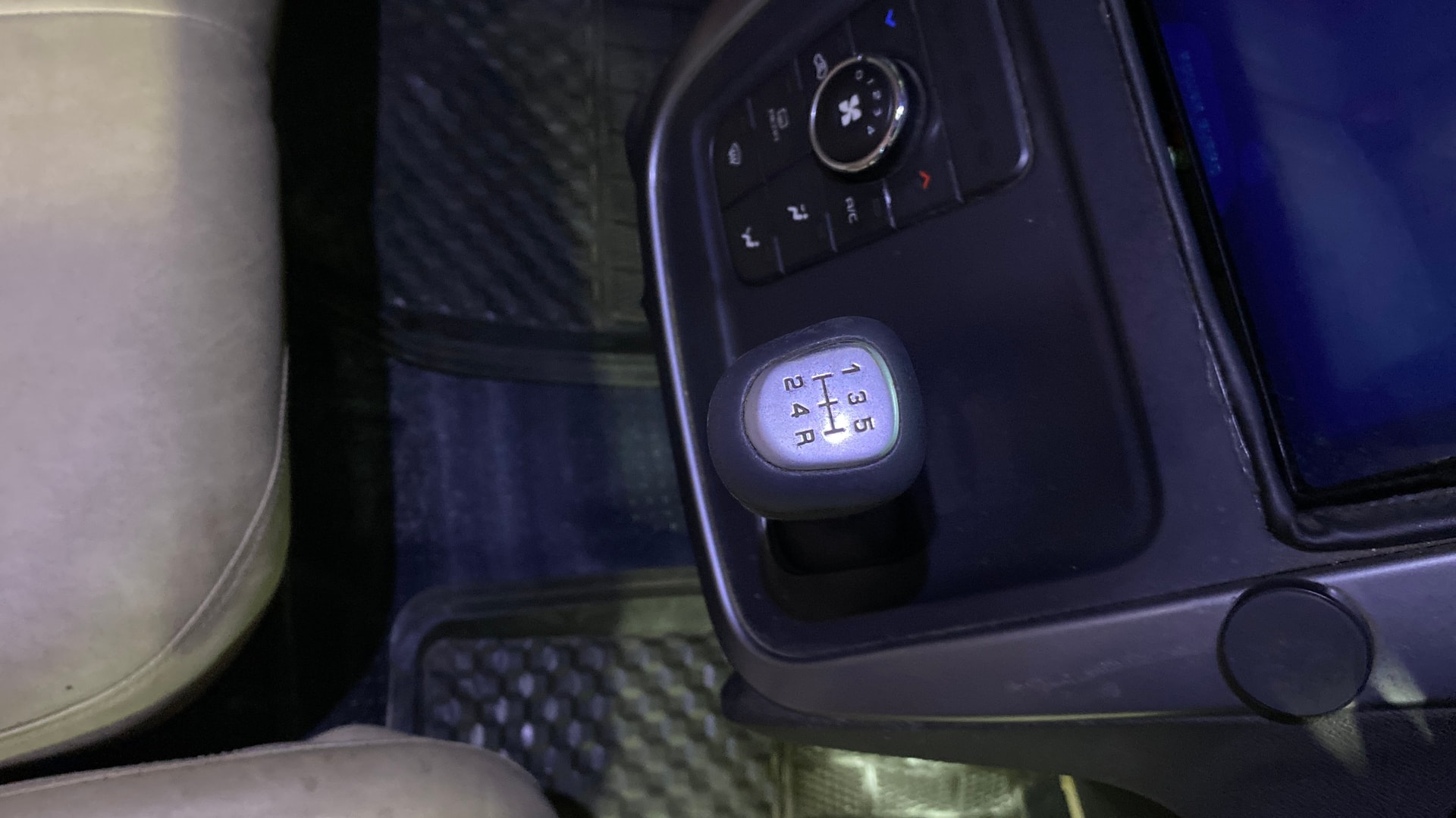 View 2018 Mahindra KUV100 K2 Petrol BS IV Image 38 Used 2018 Mahindra KUV100 K2 Petrol BS IV Image 38