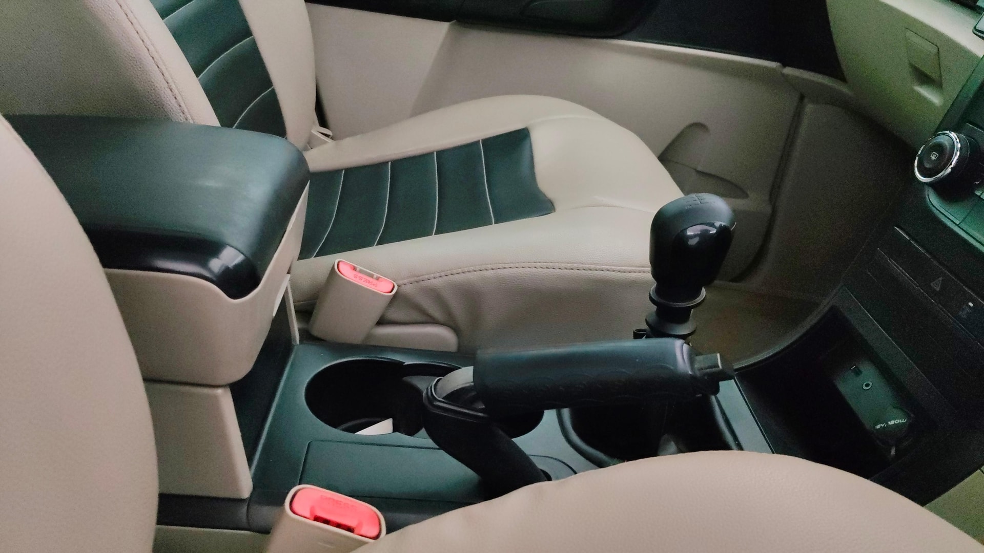 View 2016 Mahindra XUV500 W4 FWD Image 39 Used 2016 Mahindra XUV500 W4 FWD Image 39