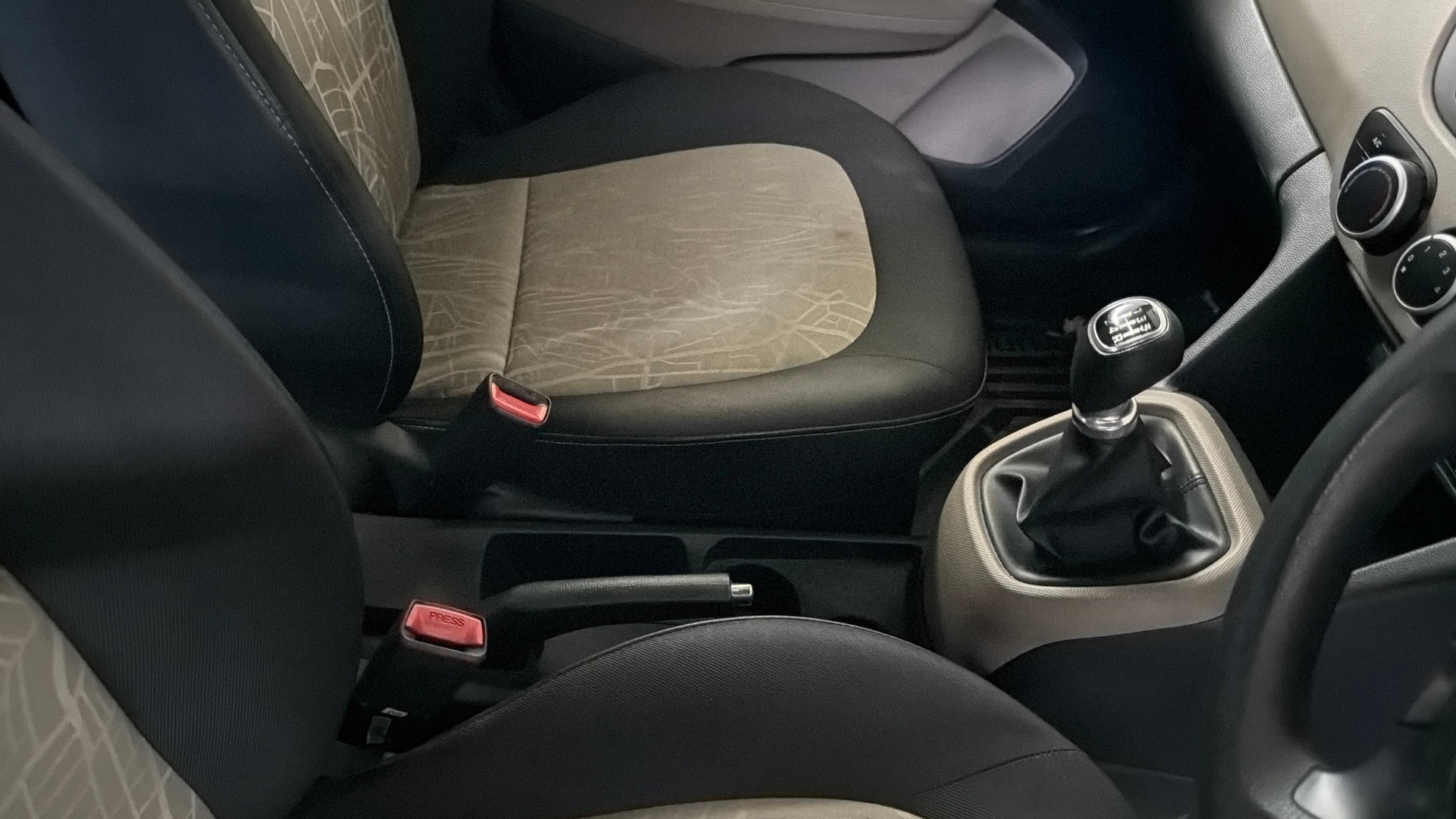 View 2016 Hyundai Grand i10 Sportz 1.2 Kappa Image 37 Used 2016 Hyundai Grand i10 Sportz 1.2 Kappa Image 37