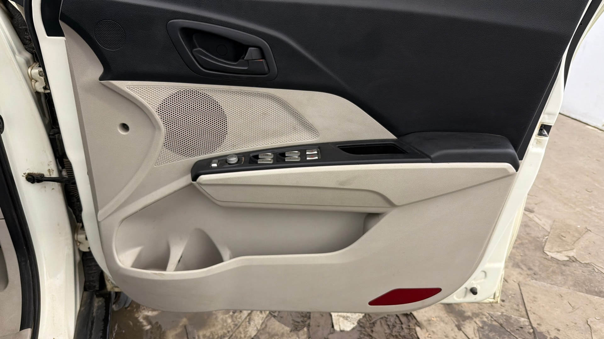 View 2022 Mahindra XUV300 W4 Petrol BS IV Image 33 Used 2022 Mahindra XUV300 W4 Petrol BS IV Image 33