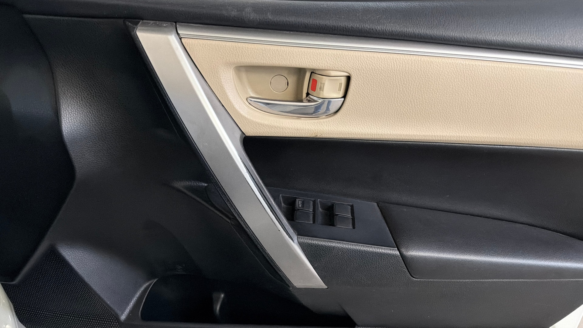 View 2015 Toyota Corolla Altis 1.8 VL AT Image 34 Used 2015 Toyota Corolla Altis 1.8 VL AT Image 34