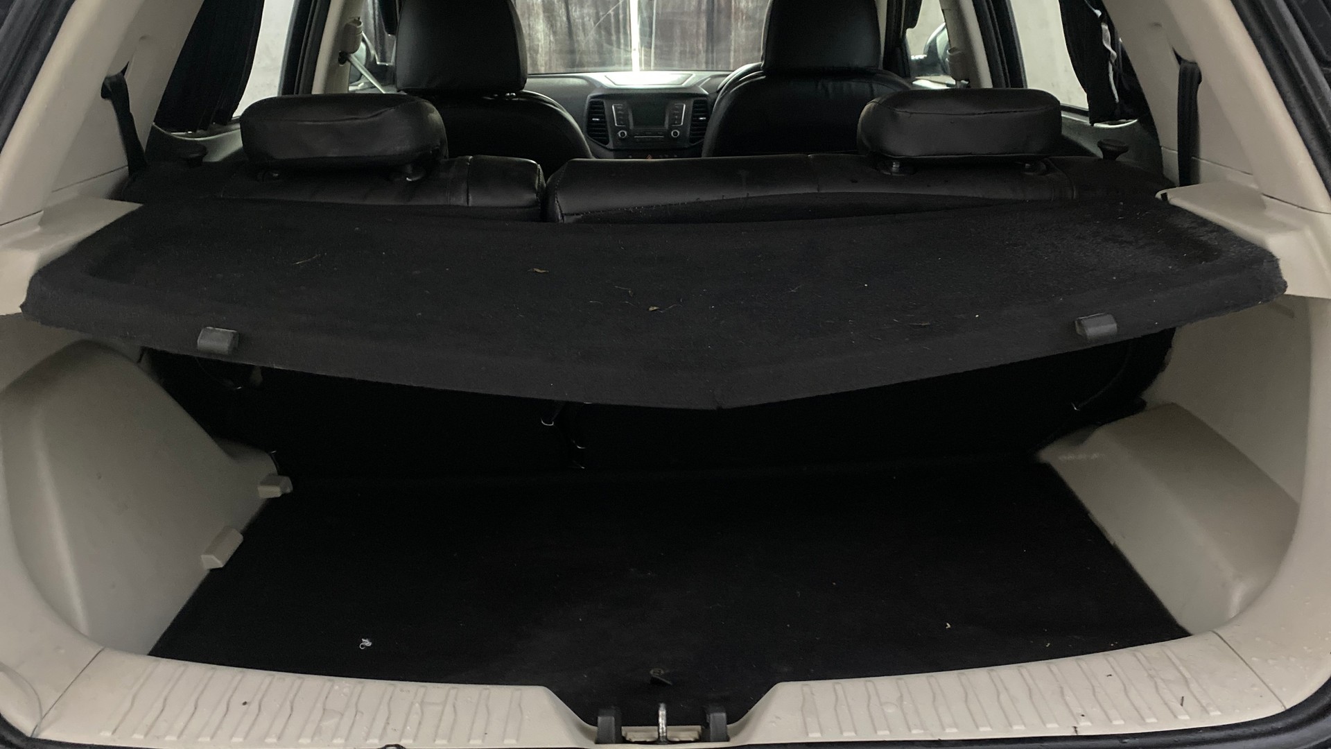 View 2024 Mahindra XUV300 W4 Petrol BS IV Image 10 Used 2024 Mahindra XUV300 W4 Petrol BS IV Image 10