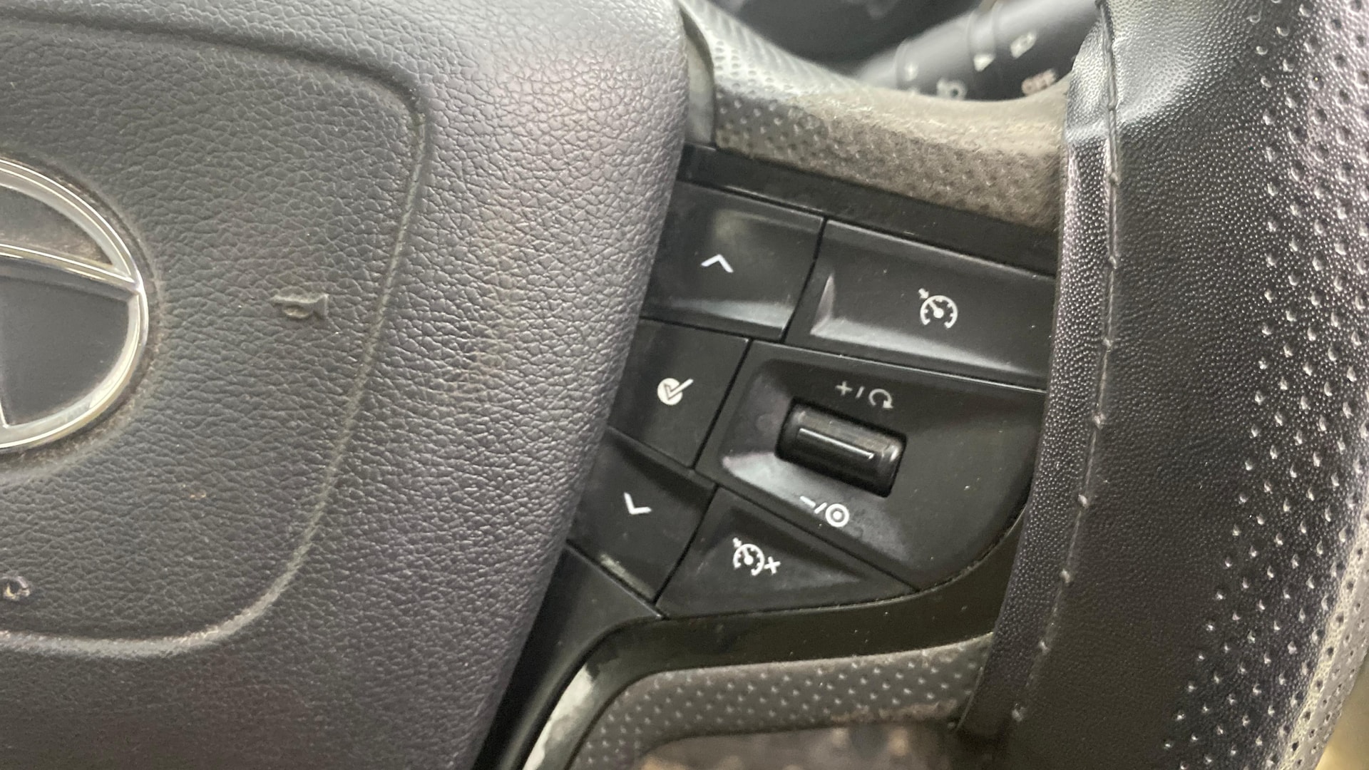 View 2022 Tata Safari 4X2 Image 3 Used 2022 Tata Safari 4X2 Image 3