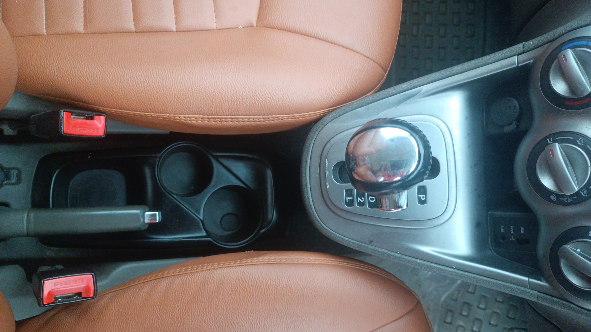 View 2013 Hyundai i10 1.2 Sportz AT Image 38 Used 2013 Hyundai i10 1.2 Sportz AT Image 38