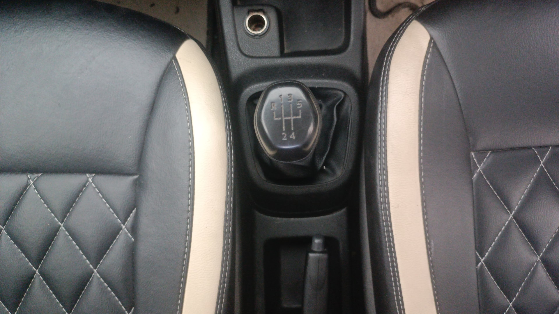 View 2017 Renault Kwid RXT 1.0 Image 38 Used 2017 Renault Kwid RXT 1.0 Image 38