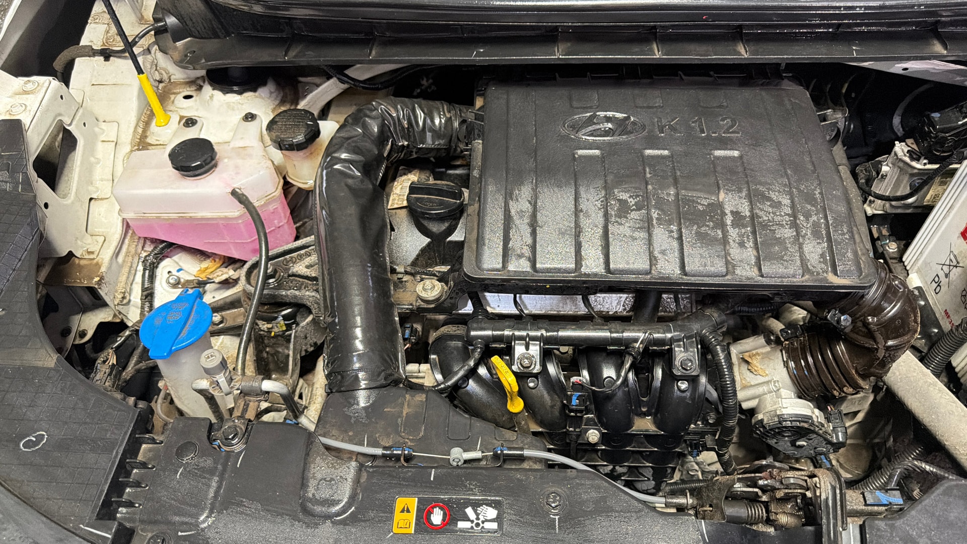 View 2024 Hyundai Exter 1.2 AMT Kappa SX Dual Tone Image 4 Used 2024 Hyundai Exter 1.2 AMT Kappa SX Dual Tone Image 4