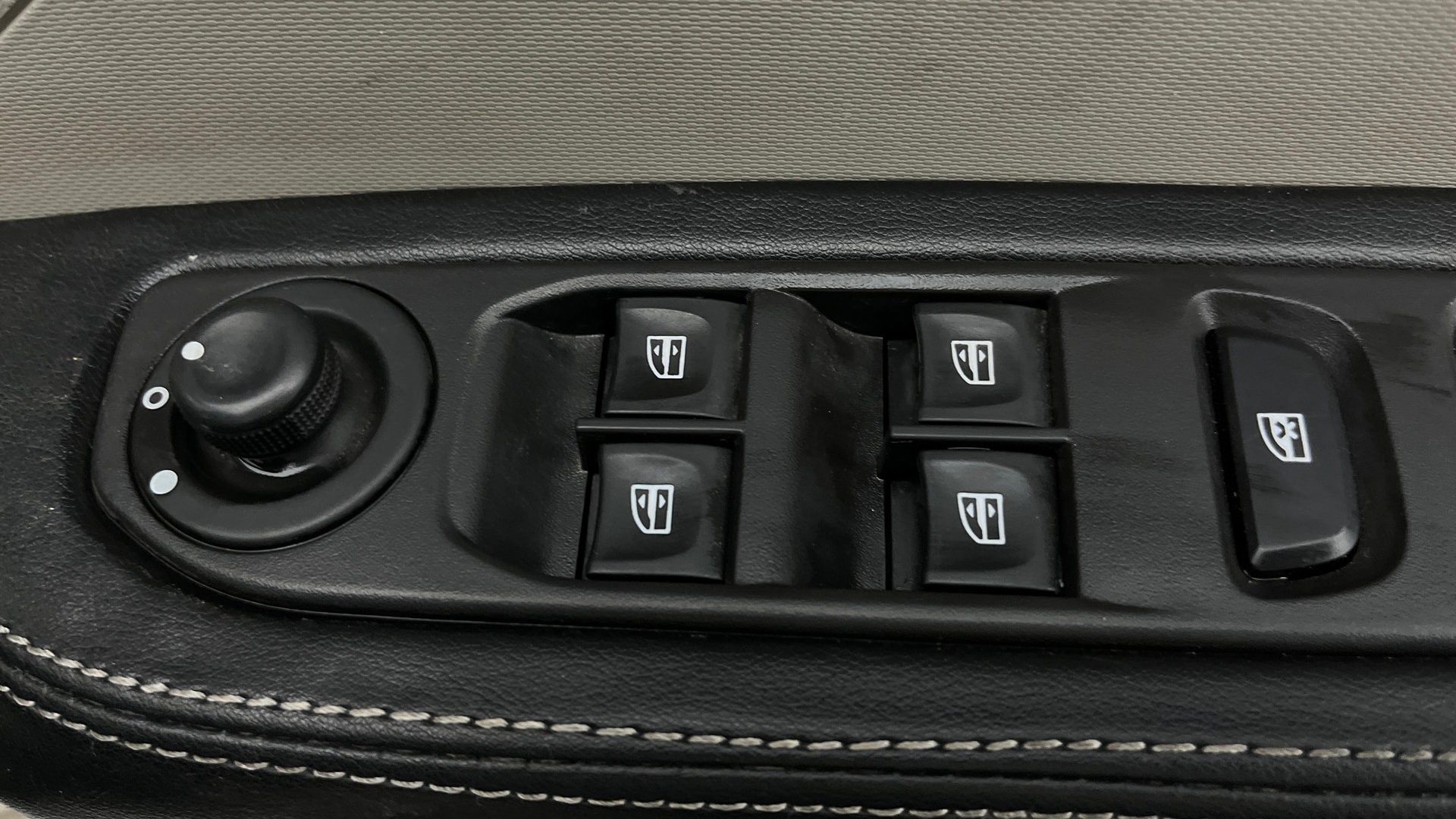 View 2025 Renault Triber RXT Image 39 Used 2025 Renault Triber RXT Image 39