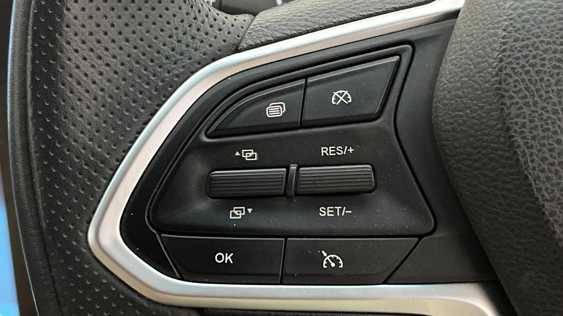 View 2024 MG Hector Sharp Hybrid BS IV Image 3 Used 2024 MG Hector Sharp Hybrid BS IV Image 3