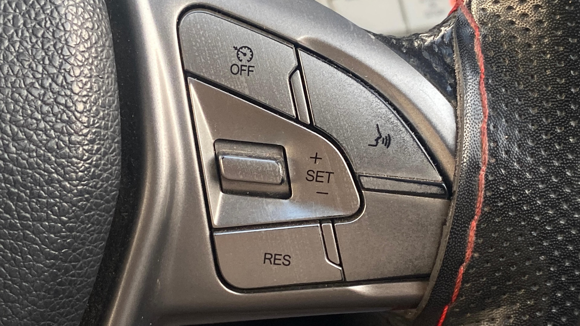 View 2025 Mahindra XUV300 W4 Petrol BS IV Image 3 Used 2025 Mahindra XUV300 W4 Petrol BS IV Image 3