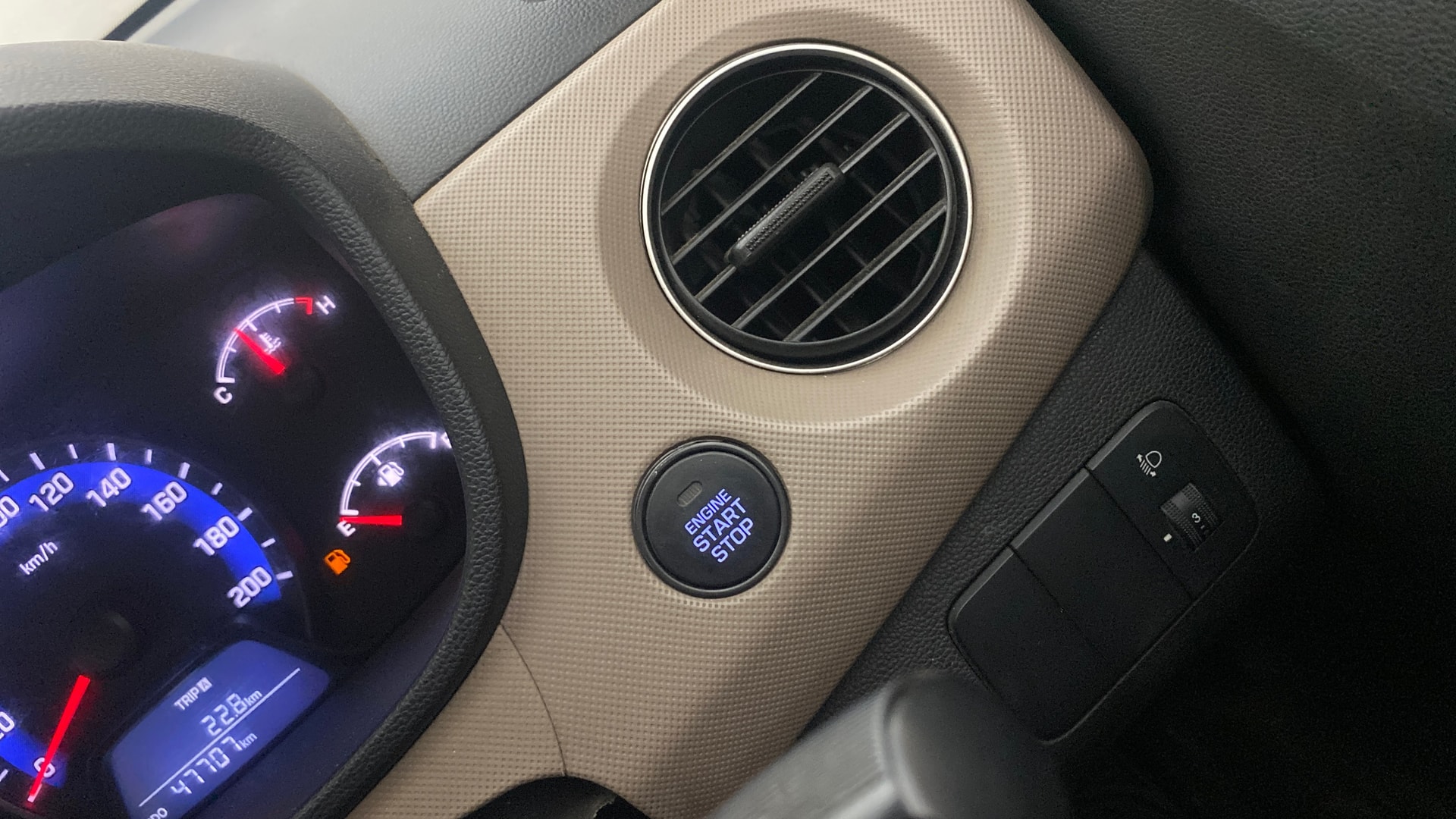 View 2014 Hyundai Xcent SX Petrol (O) Image 34 Used 2014 Hyundai Xcent SX Petrol (O) Image 34