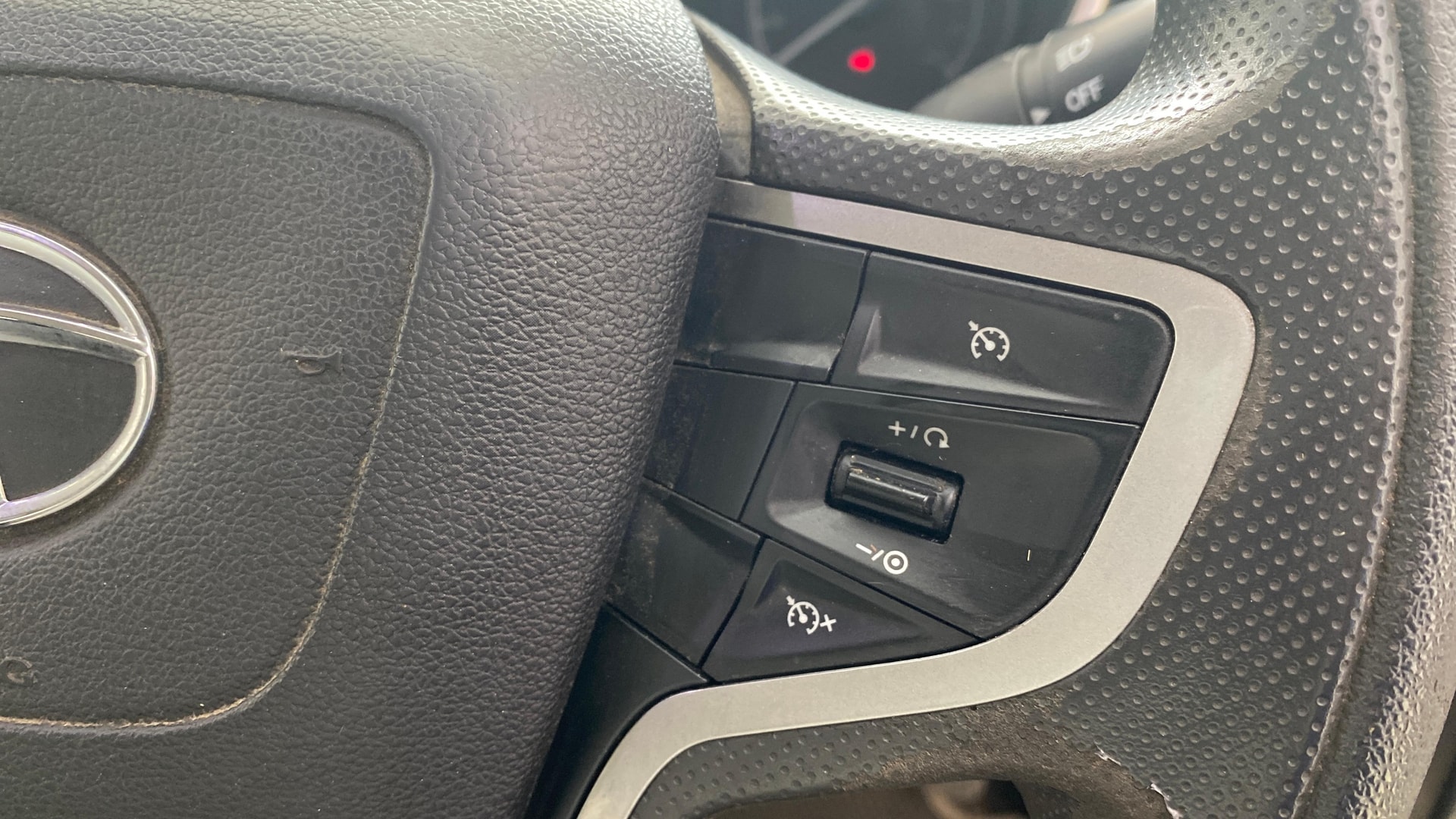 View 2022 Tata Safari XTA Plus Image 3 Used 2022 Tata Safari XTA Plus Image 3