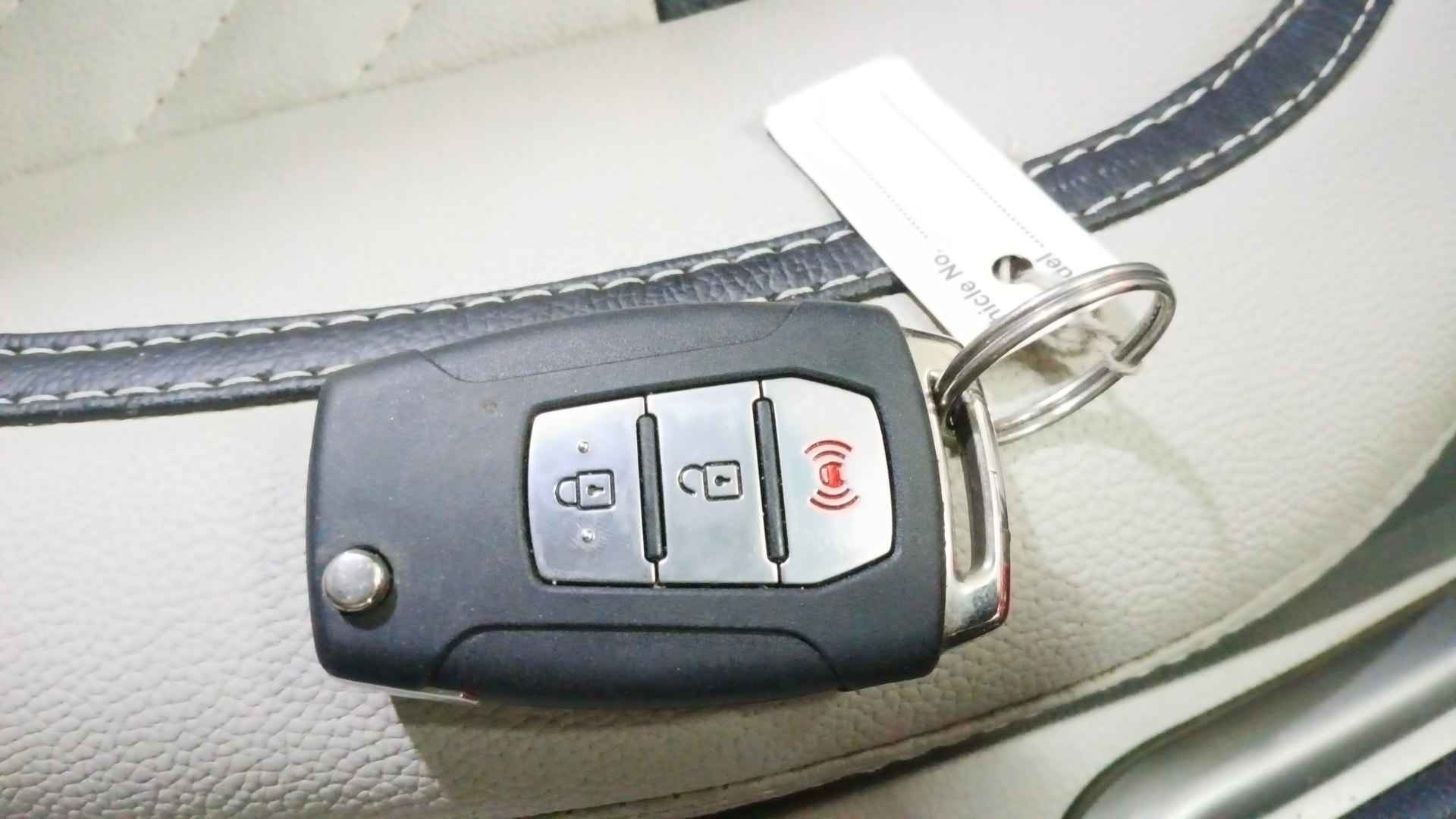View 2020 Mahindra XUV300 W4 Petrol BS IV Image 19 Used 2020 Mahindra XUV300 W4 Petrol BS IV Image 19
