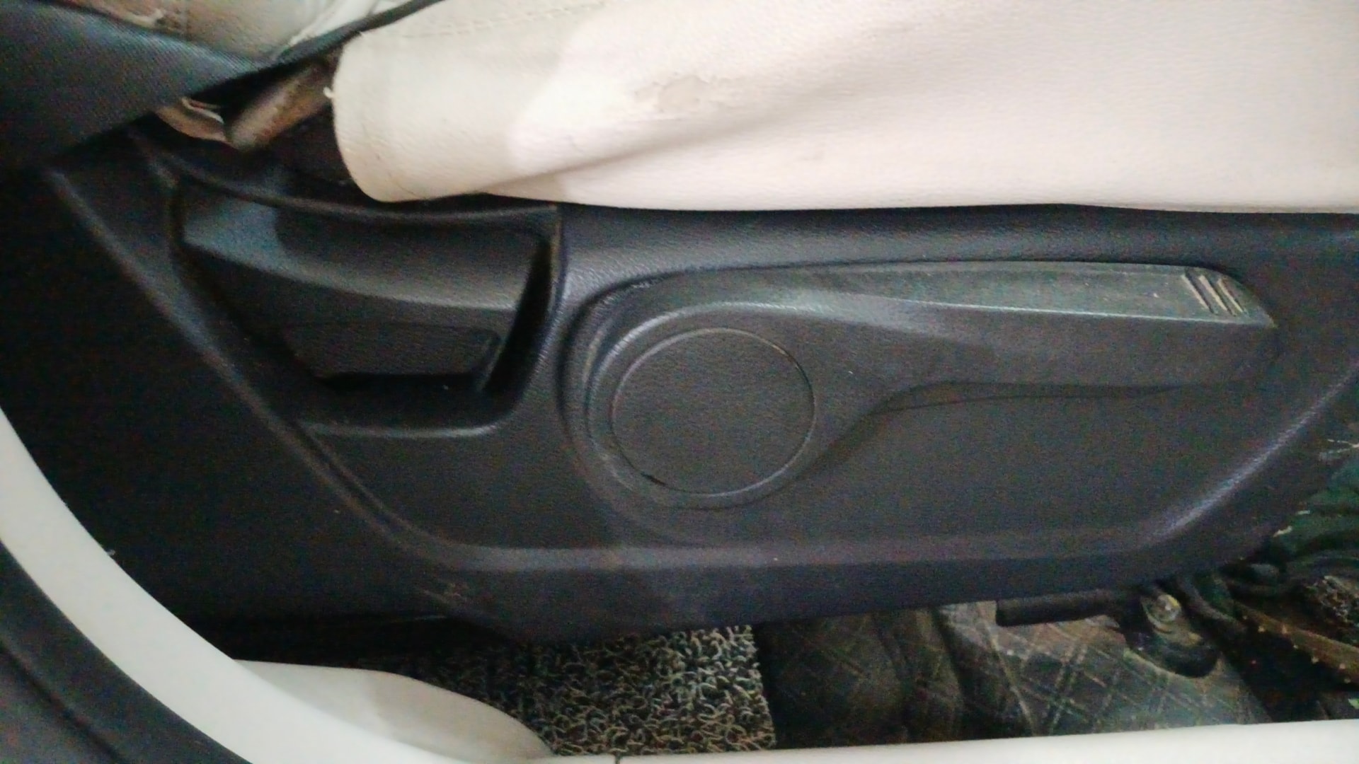 View 2020 Mahindra XUV300 W4 Petrol BS IV Image 11 Used 2020 Mahindra XUV300 W4 Petrol BS IV Image 11