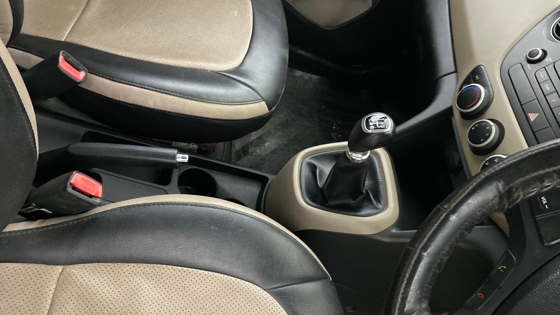 View 2016 Hyundai Grand i10 Sportz 1.2 Kappa Image 37 Used 2016 Hyundai Grand i10 Sportz 1.2 Kappa Image 37