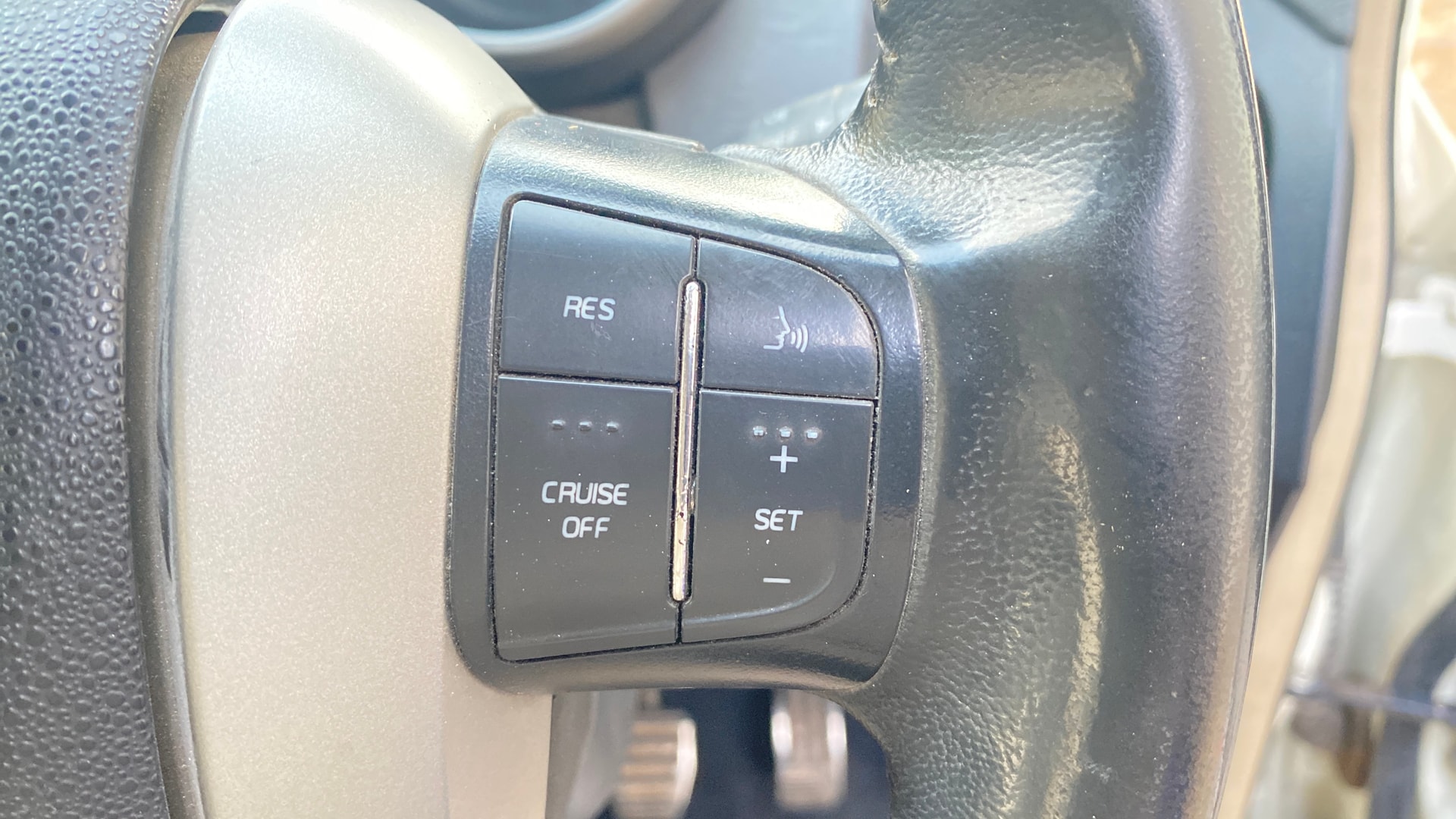 View 2016 Mahindra XUV500 W10 FWD Image 3 Used 2016 Mahindra XUV500 W10 FWD Image 3