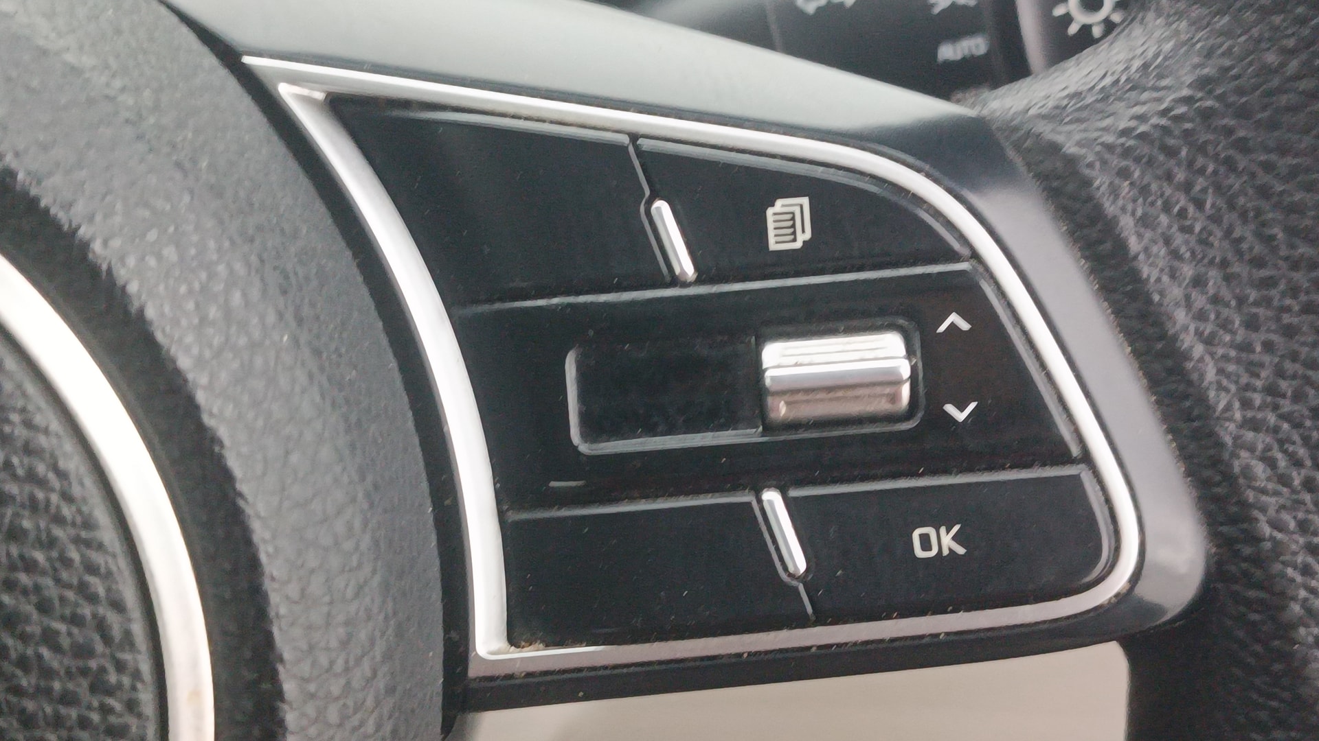 View 2023 Kia Carens Prestige 1.5 Petrol 7 STR Image 3 Used 2023 Kia Carens Prestige 1.5 Petrol 7 STR Image 3
