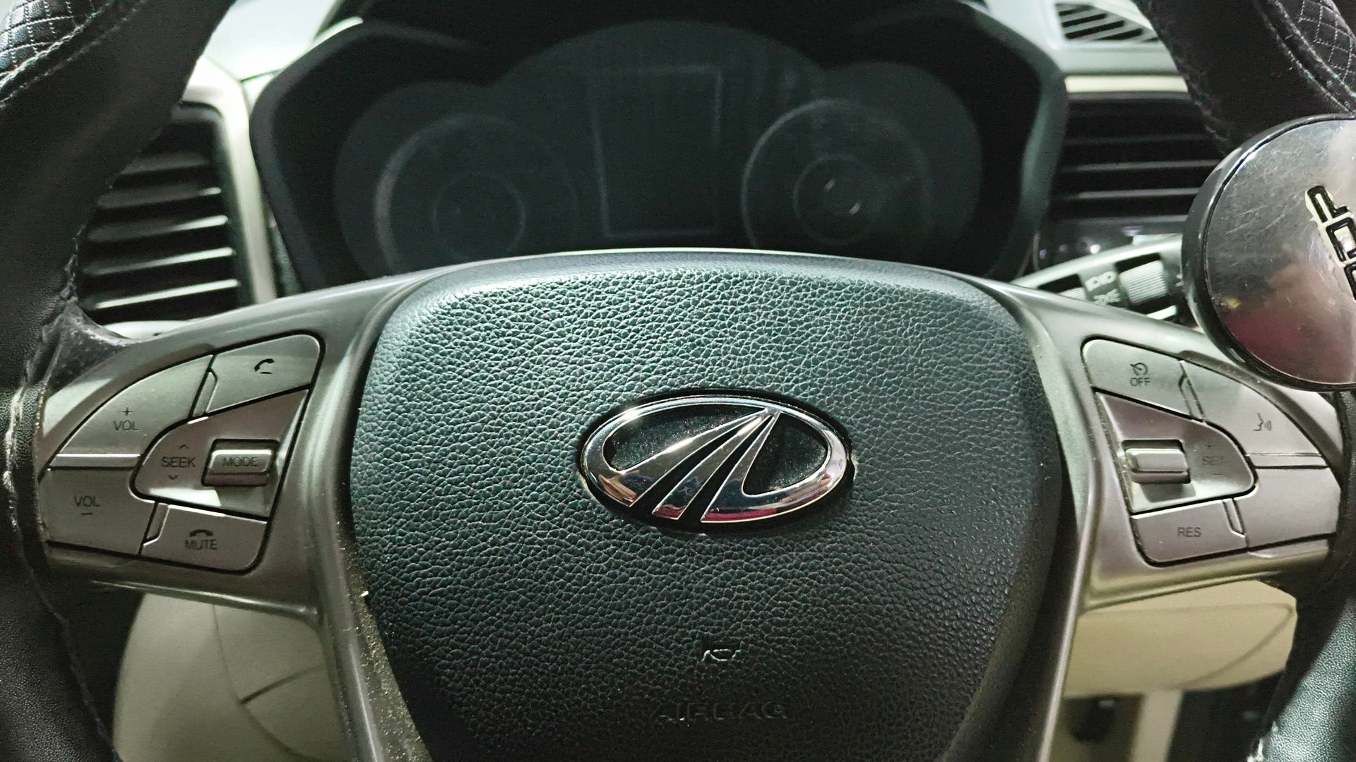 View 2020 Mahindra XUV300 W4 Petrol BS IV Image 3 Used 2020 Mahindra XUV300 W4 Petrol BS IV Image 3