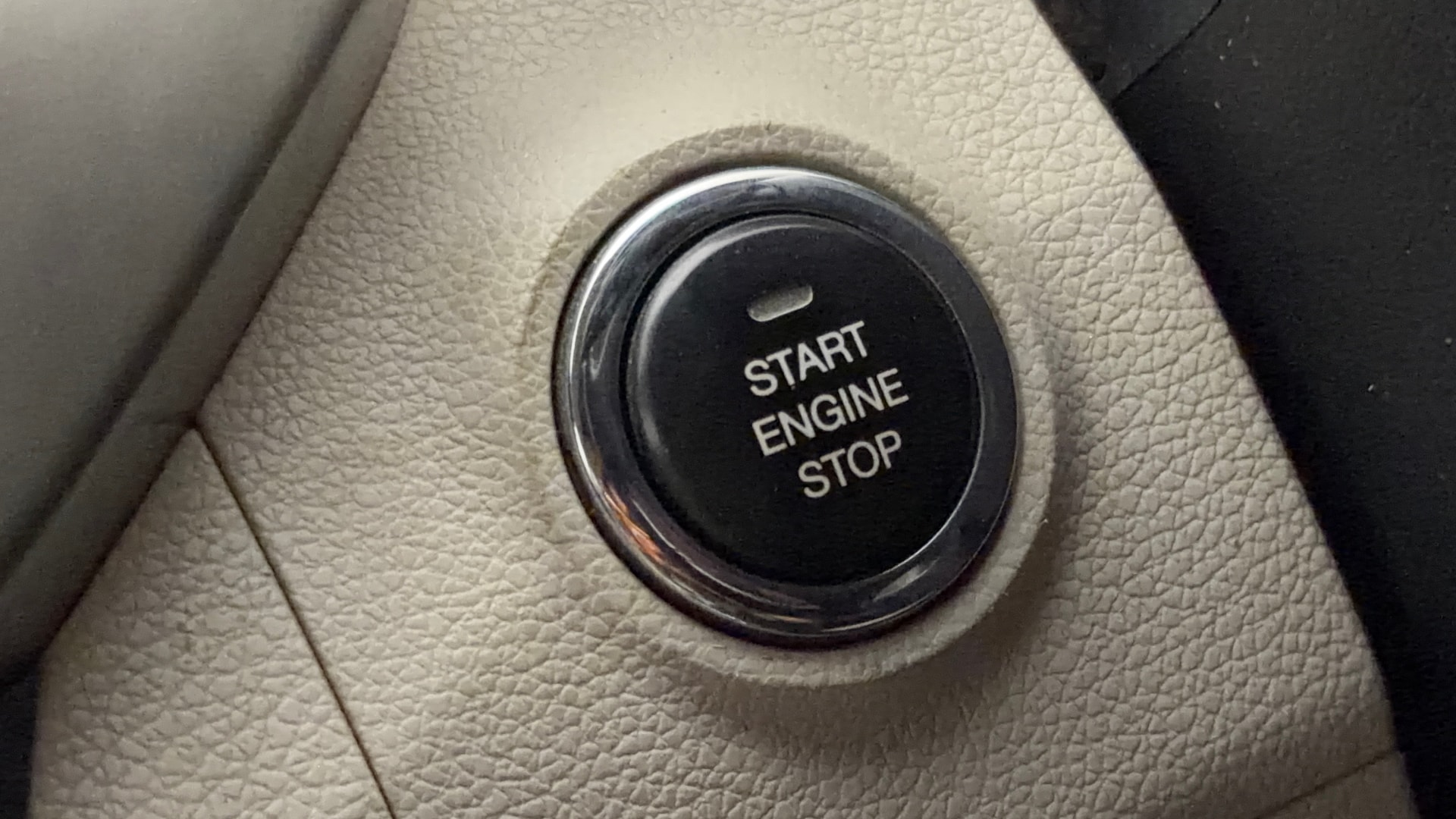 View 2019 Mahindra XUV300 W4 Petrol BS IV Image 35 Used 2019 Mahindra XUV300 W4 Petrol BS IV Image 35