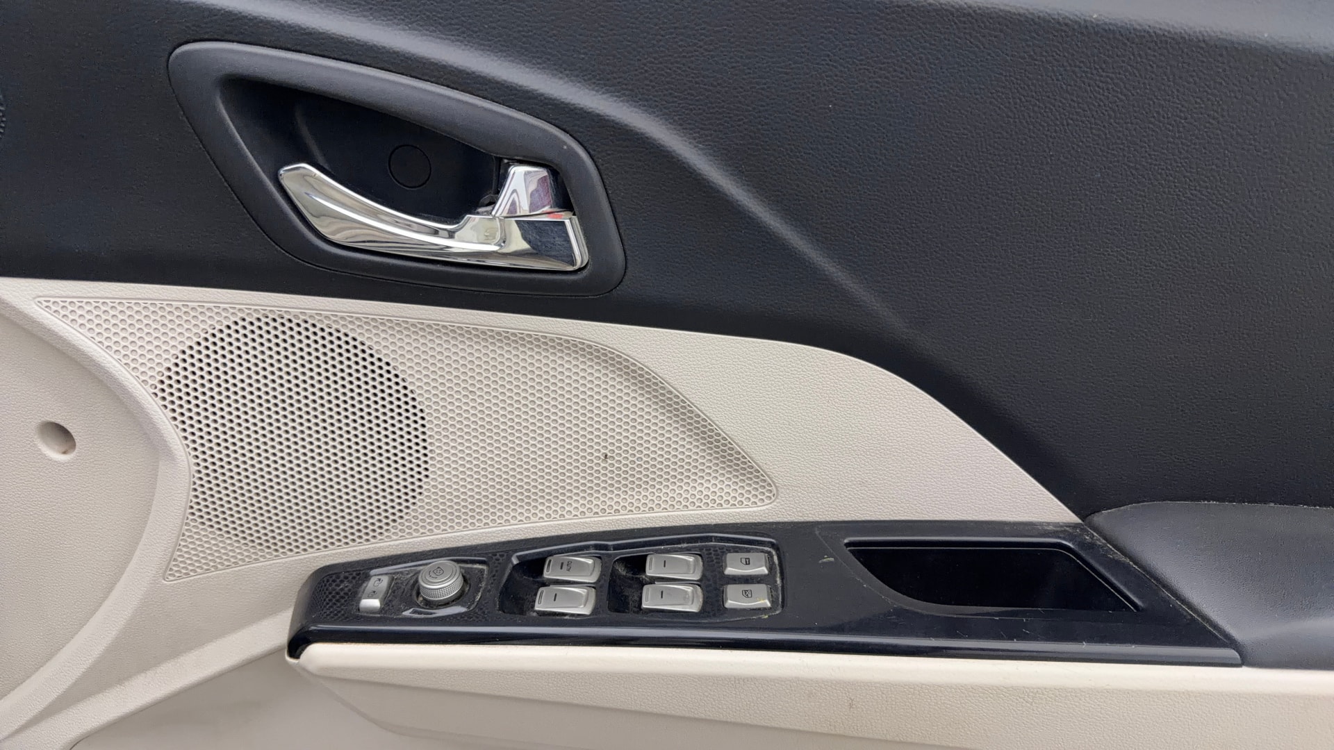View 2019 Mahindra XUV300 W4 Petrol BS IV Image 34 Used 2019 Mahindra XUV300 W4 Petrol BS IV Image 34