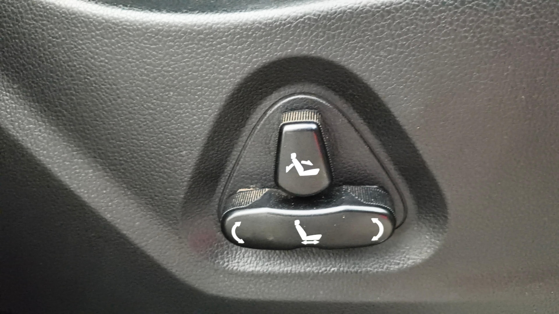View 2019 Mahindra Alturas G4 4WD AT Image 12 Used 2019 Mahindra Alturas G4 4WD AT Image 12