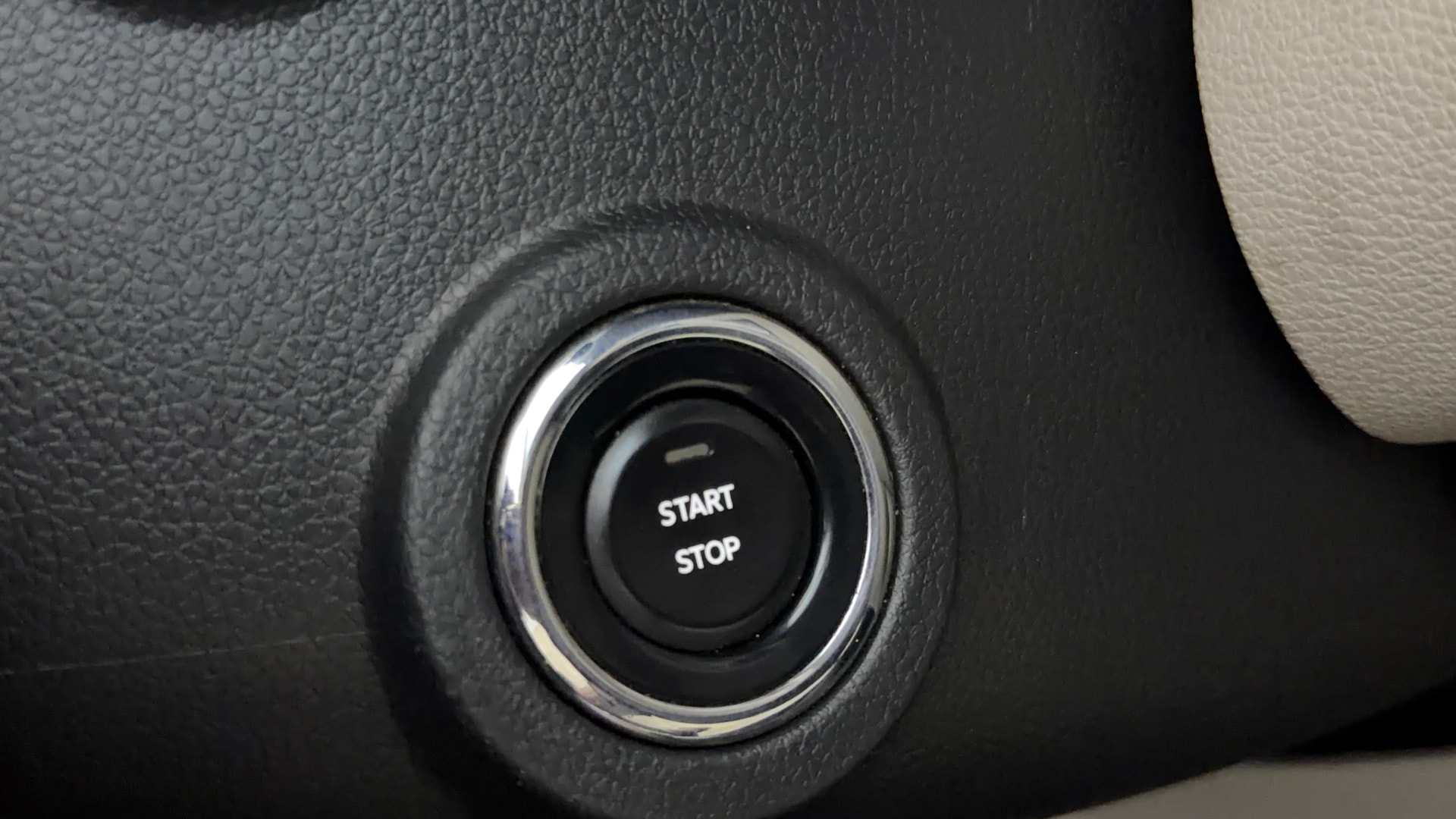 View 2025 Mahindra Thar Roxx MX5 Petrol AT Image 35 Used 2025 Mahindra Thar Roxx MX5 Petrol AT Image 35