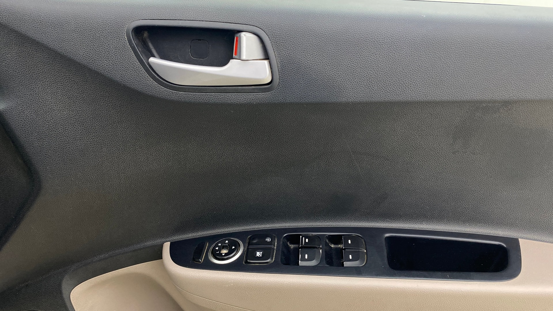 View 2017 Hyundai Grand i10 1.2 Sportz Petrol AT Image 33 Used 2017 Hyundai Grand i10 1.2 Sportz Petrol AT Image 33
