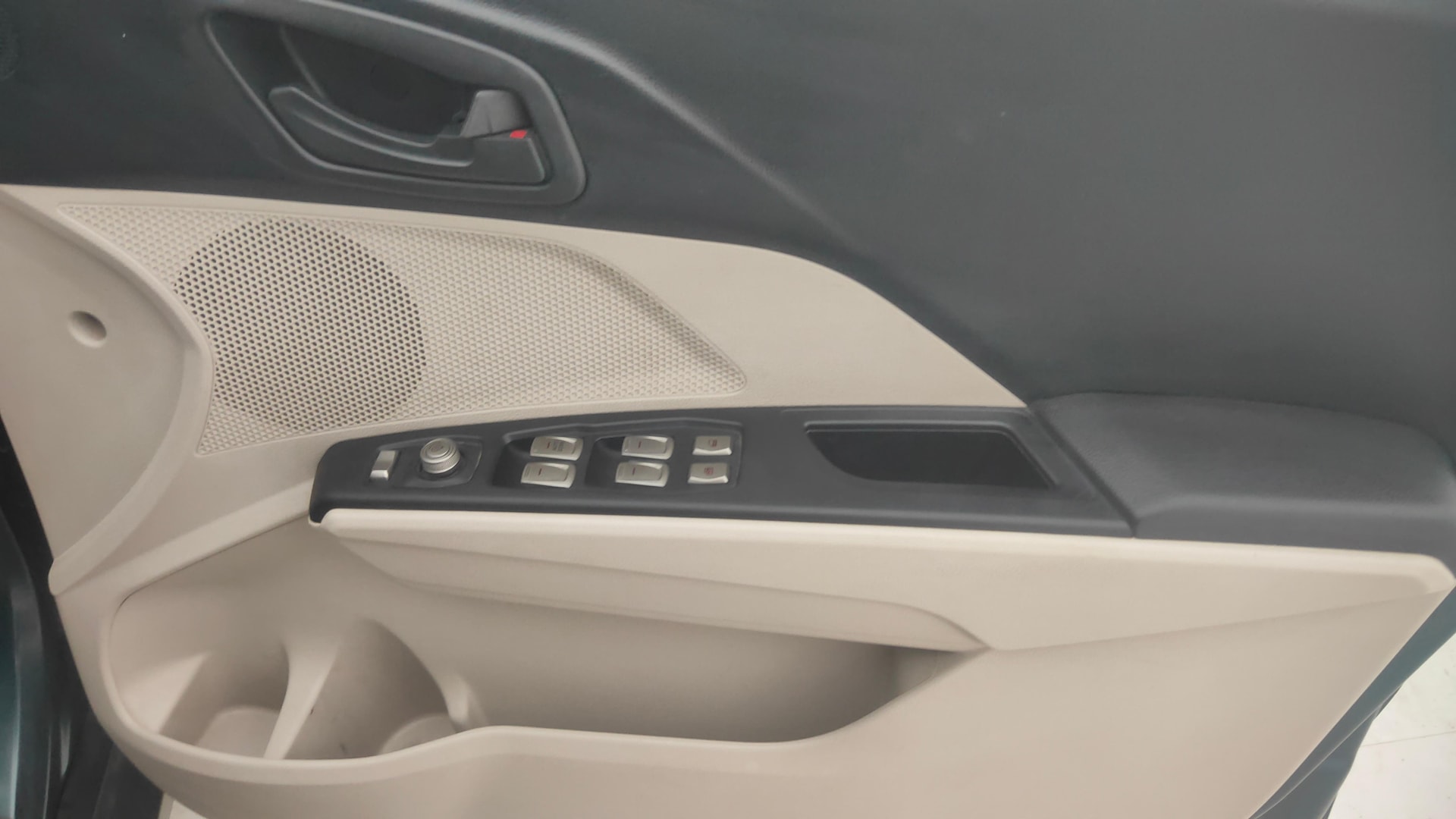 View 2019 Mahindra XUV300 W4 Petrol BS IV Image 36 Used 2019 Mahindra XUV300 W4 Petrol BS IV Image 36