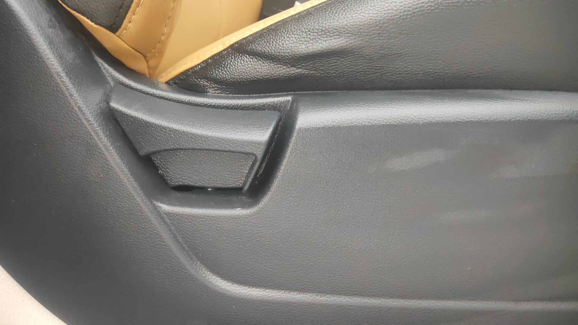 View 2019 Mahindra XUV300 W4 Petrol BS IV Image 10 Used 2019 Mahindra XUV300 W4 Petrol BS IV Image 10