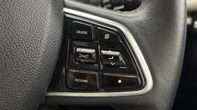 View Mahindra XUV700 Image 3 Used Mahindra XUV700 Image 3