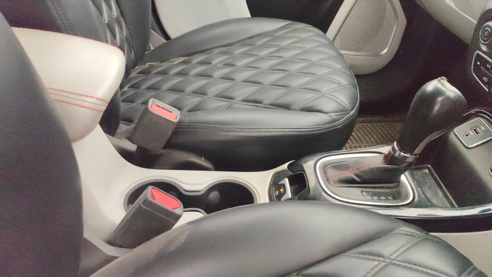 View 2018 Jeep Compass Limited 1.4 Multi AIR Petrol DDCT AT BS IV Image 41 Used 2018 Jeep Compass Limited 1.4 Multi AIR Petrol DDCT AT BS IV Image 41