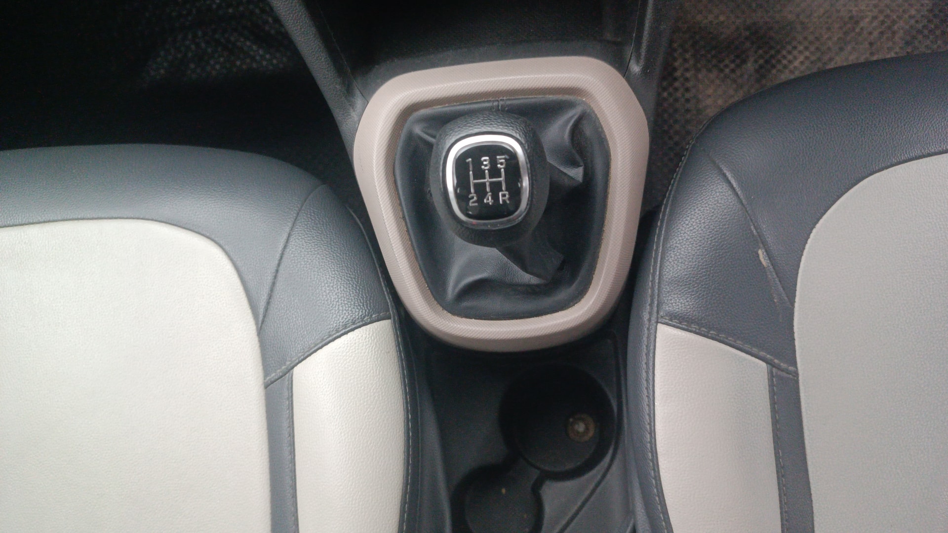 View 2015 Hyundai Grand i10 Sportz 1.2 Kappa Image 38 Used 2015 Hyundai Grand i10 Sportz 1.2 Kappa Image 38